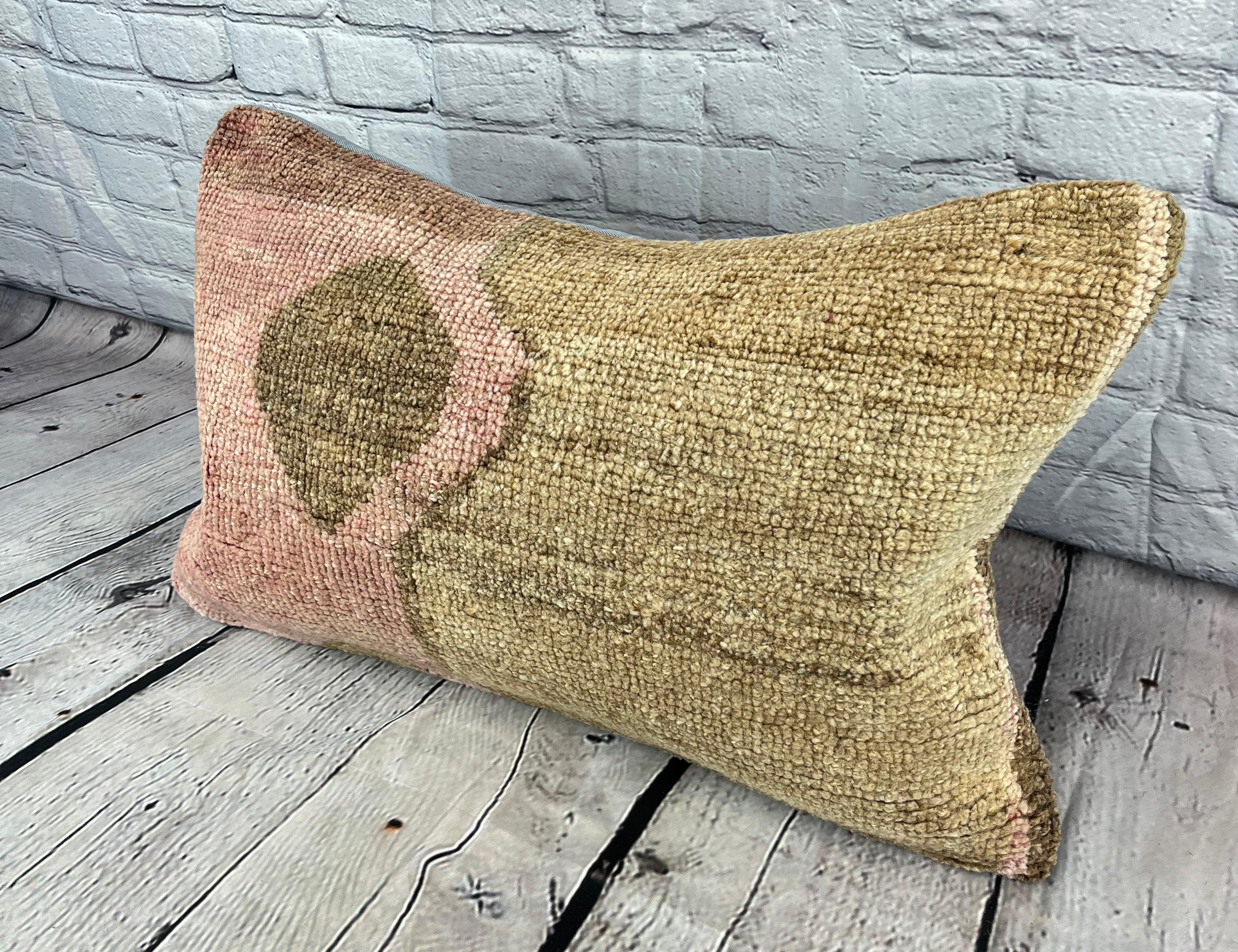 16 x 24 Rug Pillow Byzantine Whispers Turkish Pillow Cushion Cover #7469 Verbessern Sie Ihre Einrichtung mit unserem Rug Pillow Turkish Rug Cushion. Dieser exquisite, sorgfältig handgewebte Kissenbezug bringt einen Hauch von Eleganz und kulturellem