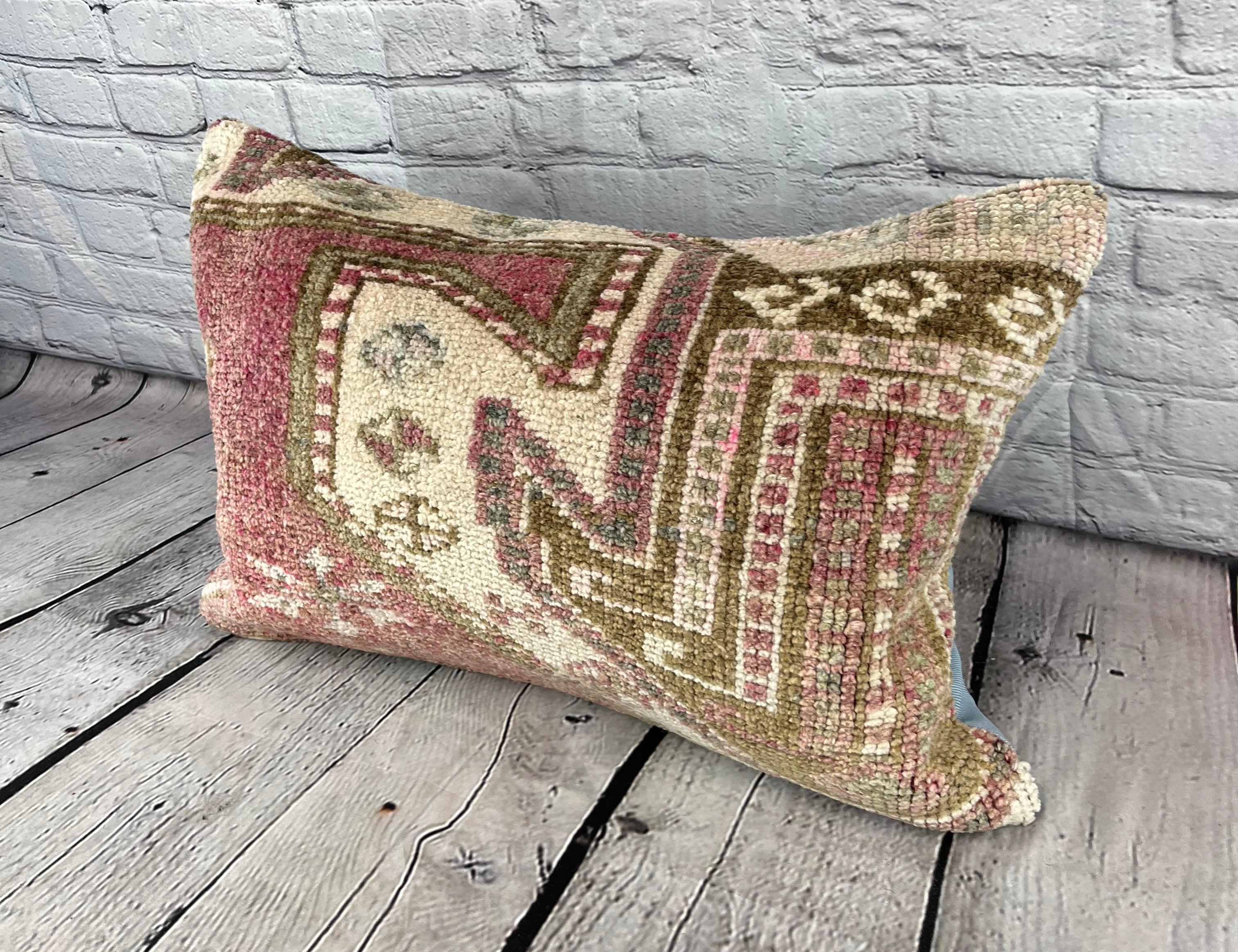 16 x 24 Rug Pillow Cappadocian Comfort Turkish Pillow Cushion Cover #7449 Migliora l'arredamento della tua casa con il nostro Rug Pillow Turkish Rug Cushion. Questo squisito copricuscino, meticolosamente tessuto a mano, dona un tocco di eleganza e