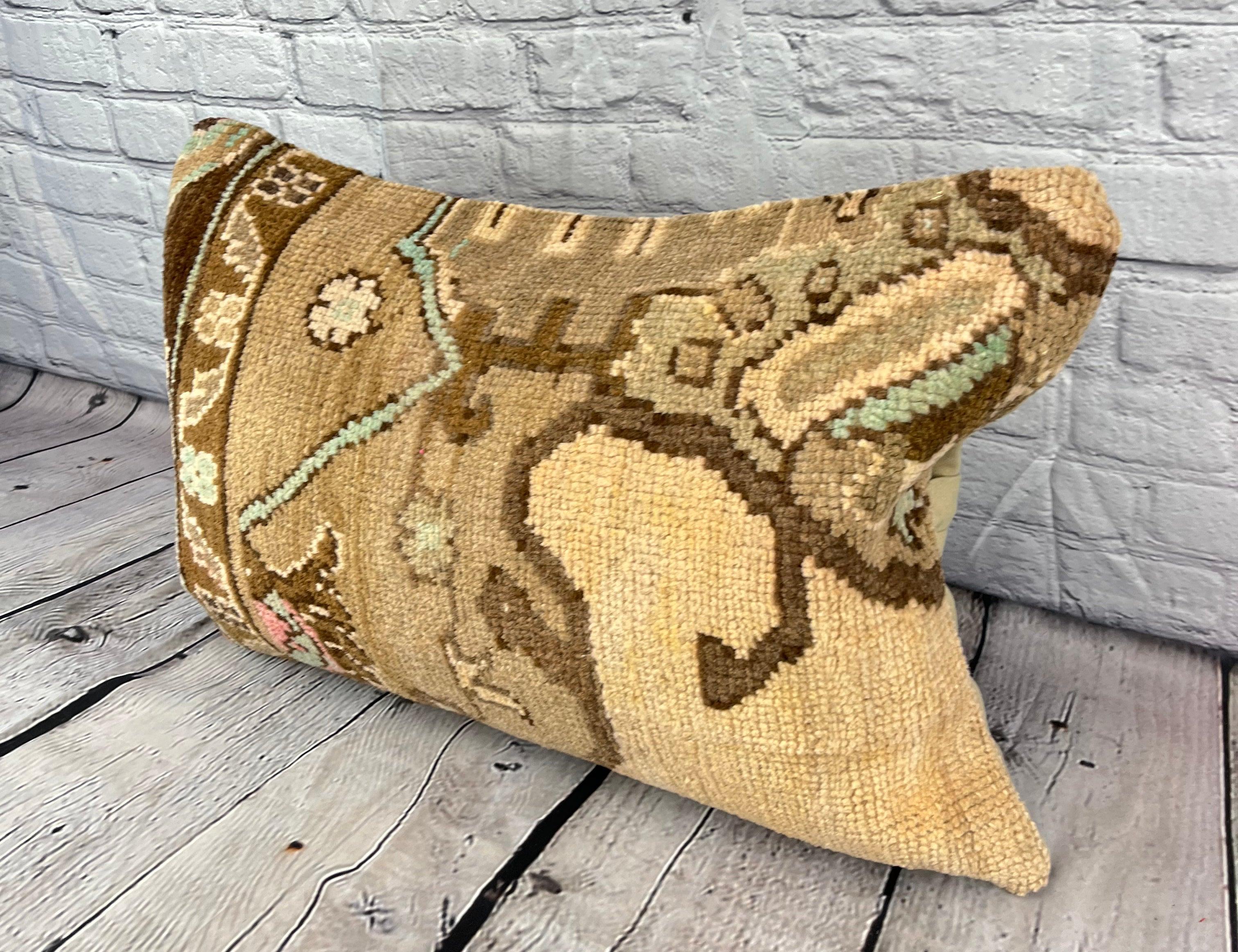 16 x 24 Rug Pillow Cappadocian Dreams Turkish Pillow Cushion Cover #7700 Migliora l'arredamento della tua casa con il nostro Rug Pillow Turkish Rug Cushion. Questo squisito copricuscino, meticolosamente tessuto a mano, dona un tocco di eleganza e di