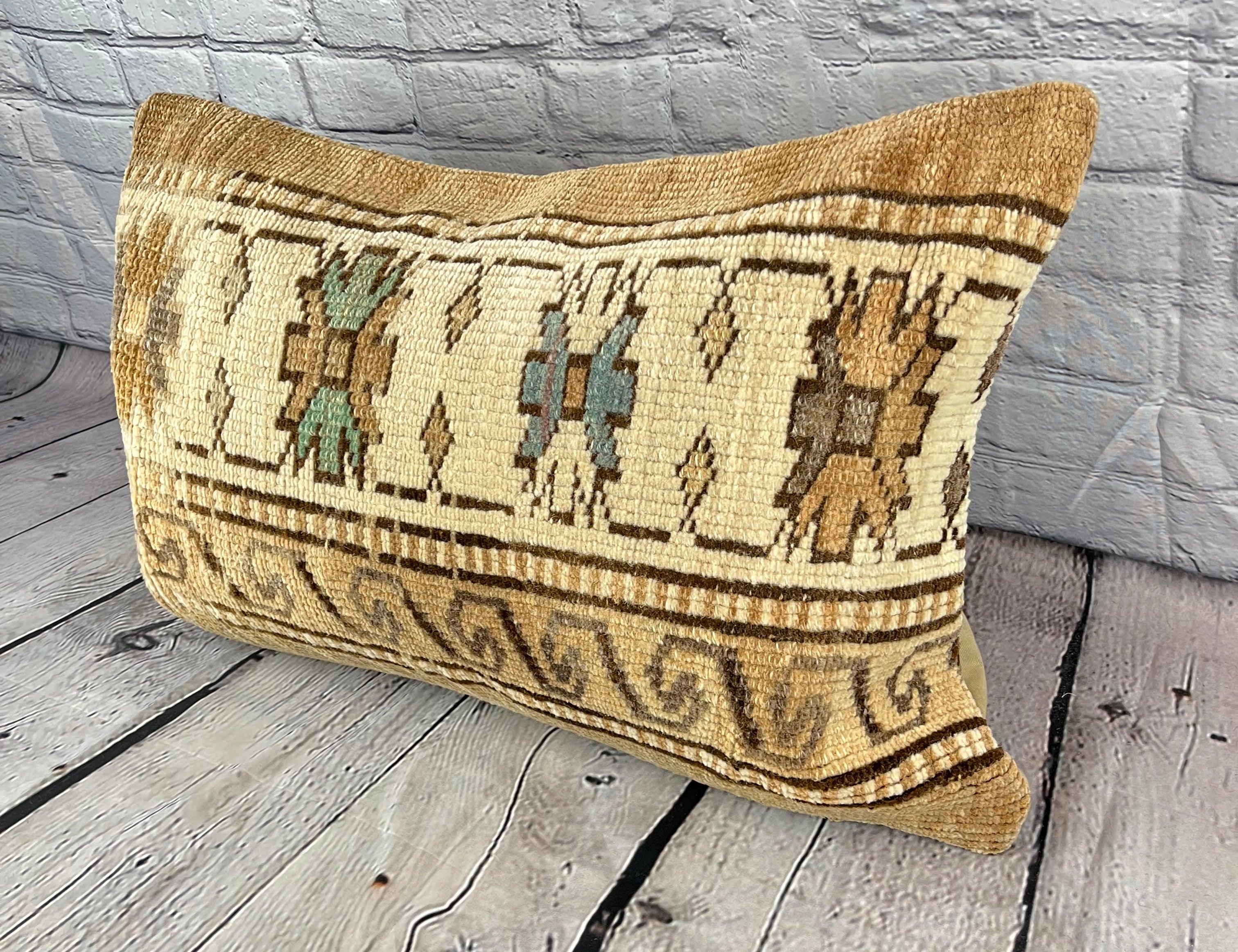 16 x 24 Rug Pillow Cappadocian Tranquility Turkish Pillow Cushion Cover #7688 Migliora l'arredamento della tua casa con il nostro Rug Pillow Turkish Rug Cushion. Questo squisito copricuscino, meticolosamente tessuto a mano, dona un tocco di eleganza