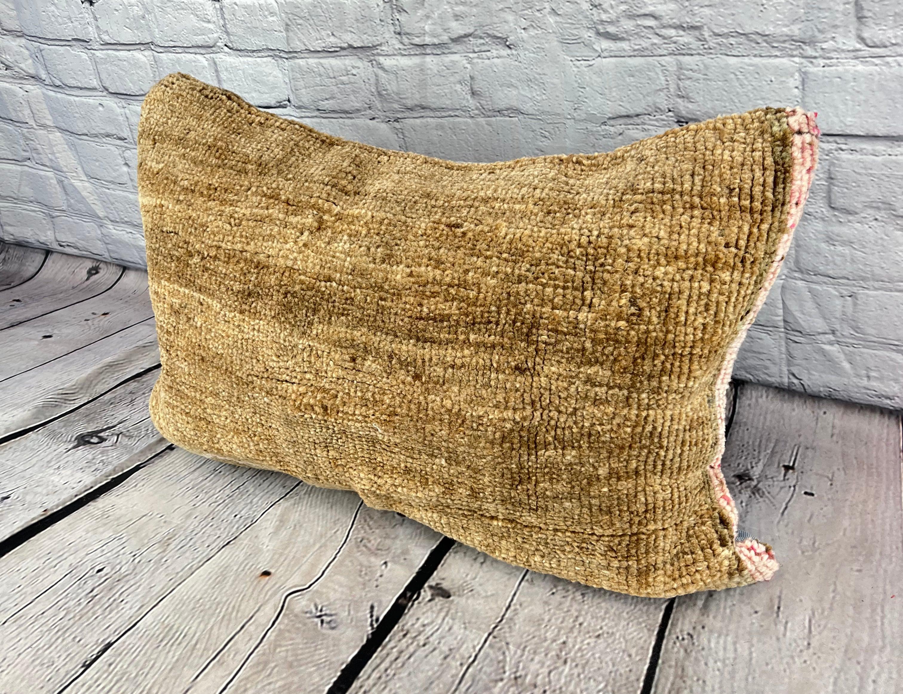 16 x 24 Cojín de alfombra Cojín turco Golden Haven Funda de cojín #7441 Mejora la decoración de tu casa con nuestro cojín de alfombra turco. Esta exquisita funda de almohada, meticulosamente tejida a mano, aporta un toque de elegancia y herencia