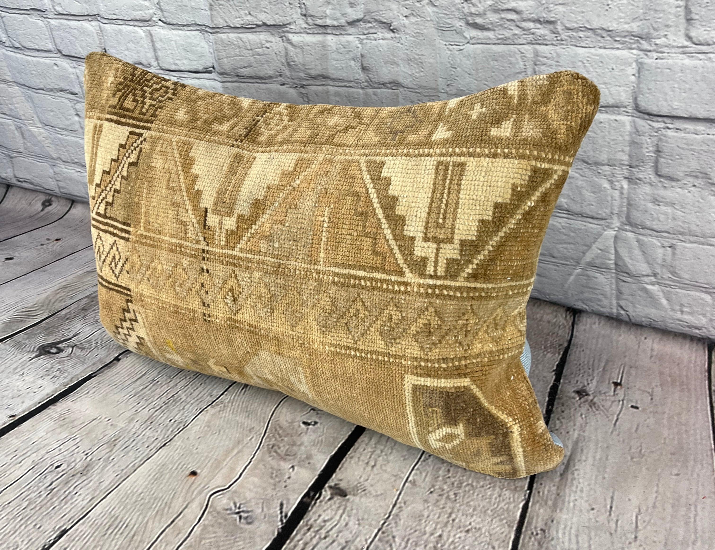 16 x 24 Cuscino Rug Meadows Golden Turkish Pillow Cushion Cover #7458 Migliora l'arredamento della tua casa con il nostro Cuscino Rug Turkish Cushion. Questo squisito copricuscino, meticolosamente tessuto a mano, dona un tocco di eleganza e di