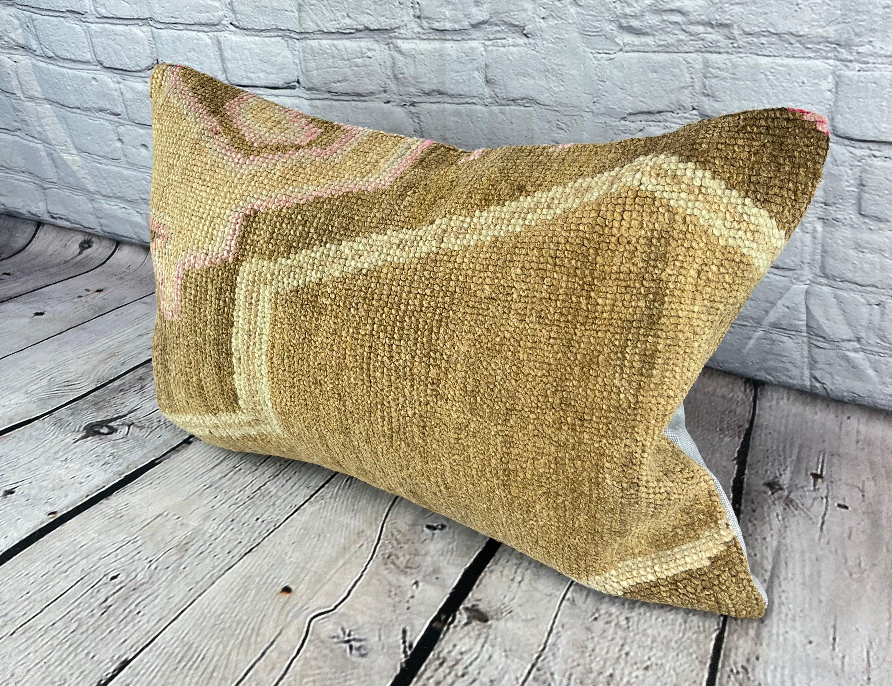 16 x 24 Rug Pillow Istanbul Euphoria Turkish Pillow Cushion Cover #6724 Migliora l'arredamento della tua casa con il nostro Rug Pillow Turkish Rug Cushion. Questo squisito copricuscino, meticolosamente tessuto a mano, dona un tocco di eleganza e di