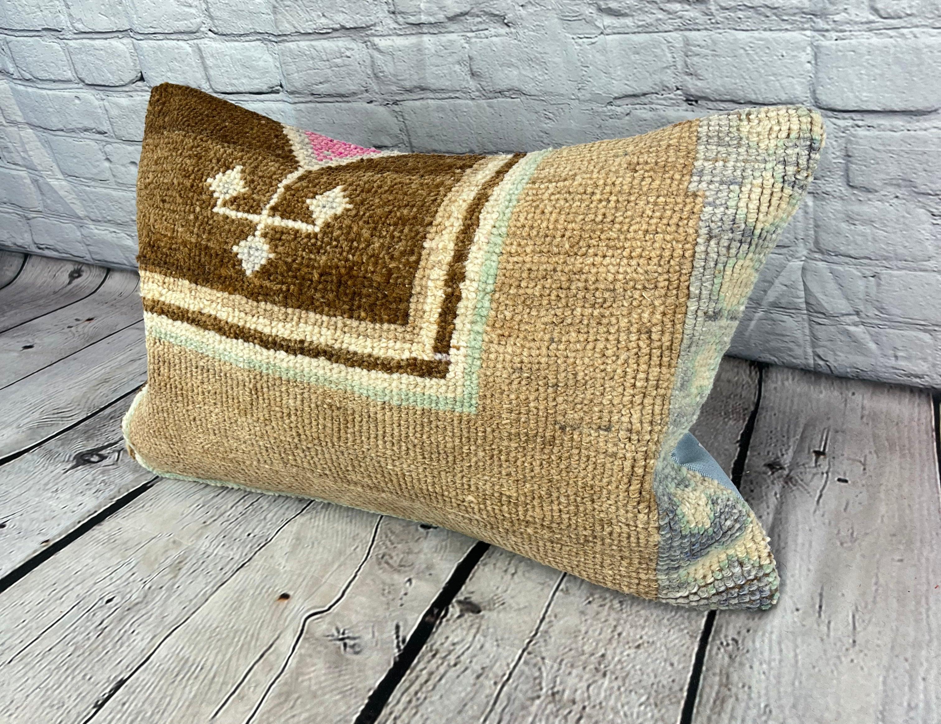 16 x 24 Cuscino Tappeto Istanbul Mistral Cuscino Turco Copricuscino #7414 Migliora l'arredamento della tua casa con il nostro Cuscino Tappeto Turco. Questo squisito copricuscino, meticolosamente tessuto a mano, dona un tocco di eleganza e di eredità
