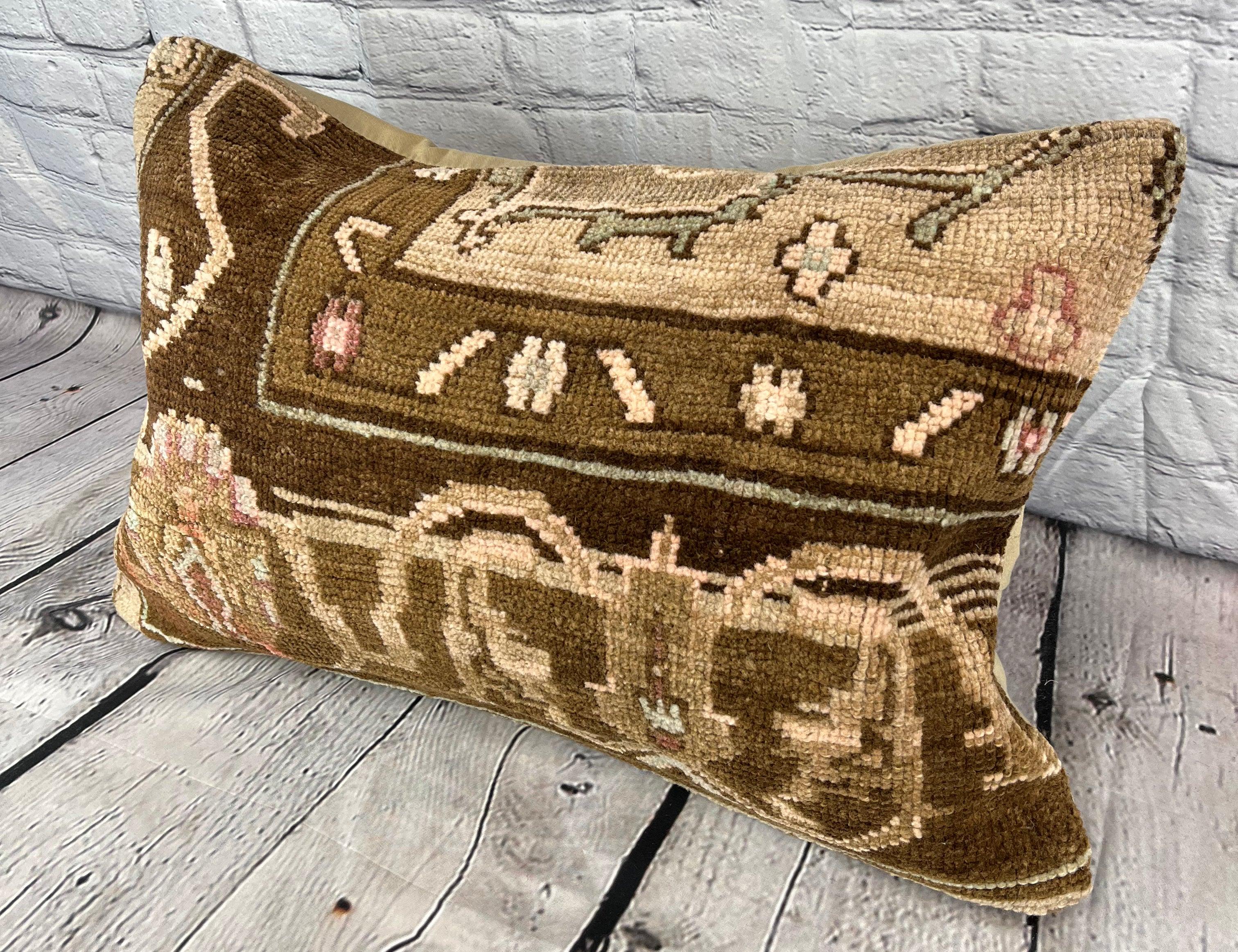 16 x 24 Cuscino Tappeto Istanbul Reverie Cuscino Turco Copricuscino #7694 Migliora l'arredamento della tua casa con il nostro Cuscino Tappeto Turco. Questo squisito copricuscino, meticolosamente tessuto a mano, dona un tocco di eleganza e di eredità