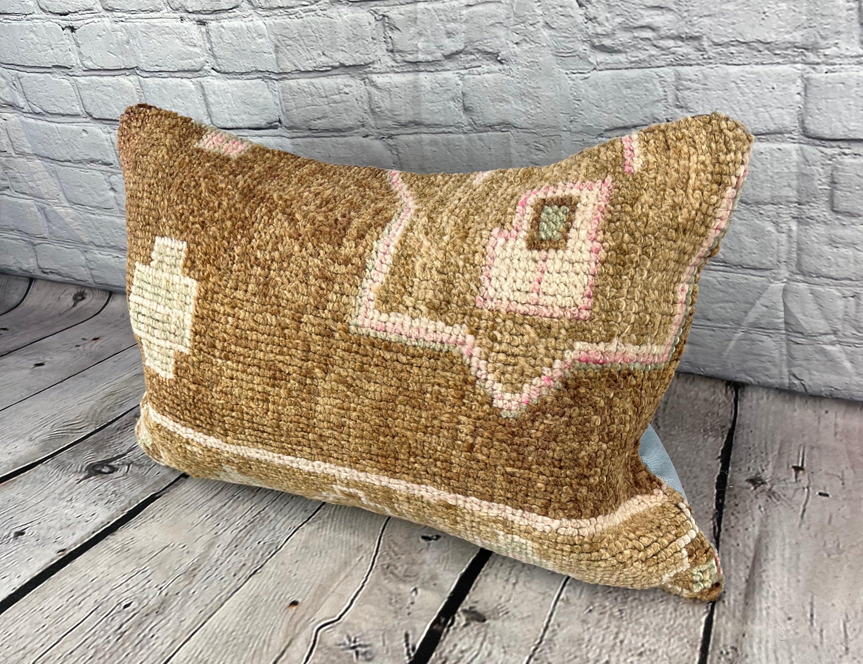 16 x 24 Rug Pillow Istanbul Serenity Turkish Pillow Cushion Cover #7492 Verbessern Sie Ihr Heimdekor mit unserem Rug Pillow Turkish Rug Cushion. Dieser exquisite, sorgfältig handgewebte Kissenbezug bringt einen Hauch von Eleganz und kulturellem Erbe