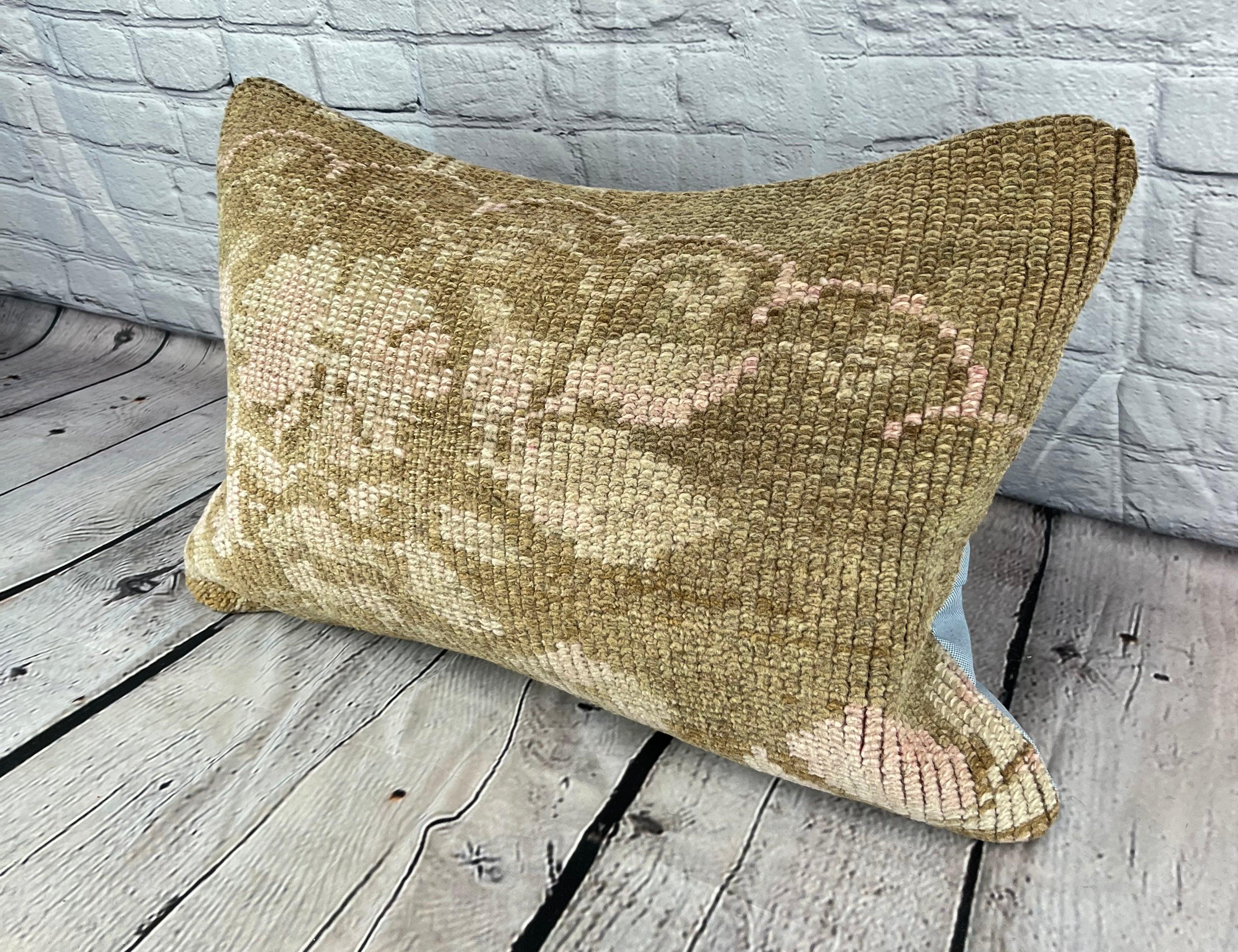 16 x 24 Rug Pillow Market Melody Turkish Pillow Cushion Cover #7484 Verschönern Sie Ihr Zuhause mit unserem Rug Pillow Turkish Rug Cushion. Dieser exquisite, sorgfältig handgewebte Kissenbezug bringt einen Hauch von Eleganz und kulturellem Erbe in