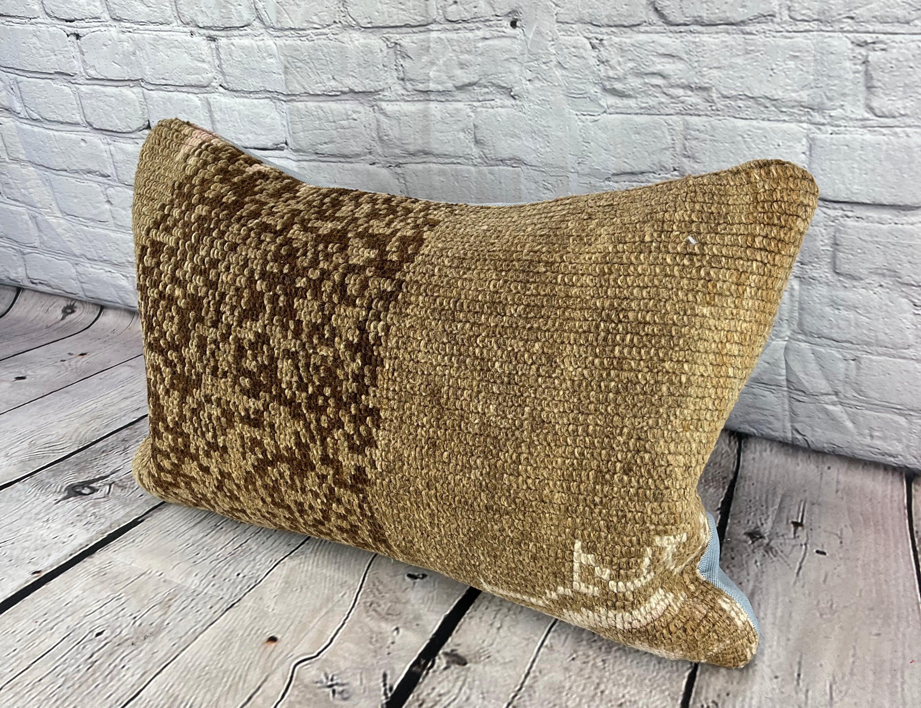 16 x 24 Cuscino Tappeto Ottomano Dreamscape Cuscino Turco Copricuscino #7417 Migliora l'arredamento della tua casa con il nostro Cuscino Tappeto Turco. Questo squisito copricuscino, meticolosamente tessuto a mano, dona un tocco di eleganza e di