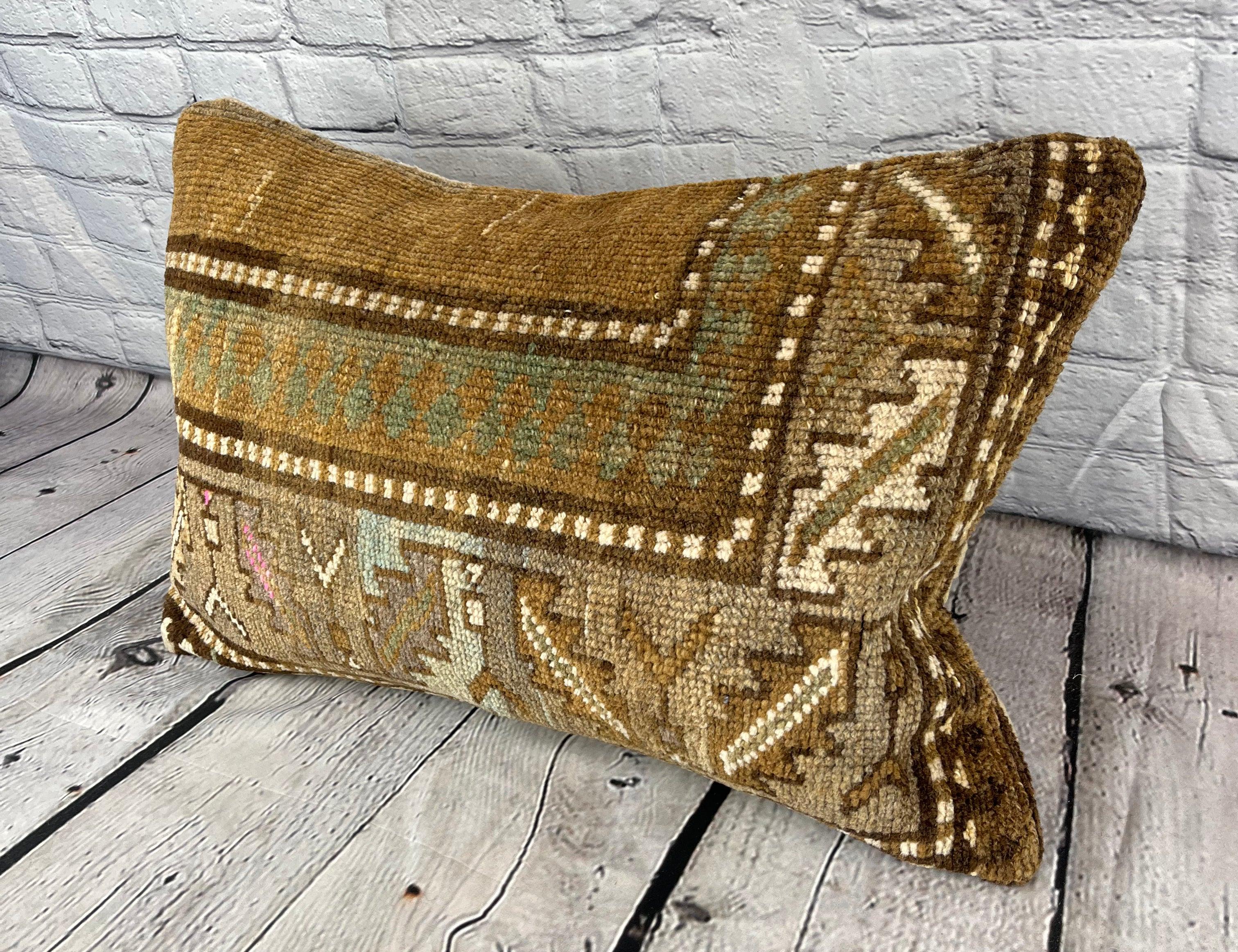 16 x 24 Cuscino Tappeto Ottomano Elysian Bliss Cuscino Turco Copricuscino #7685 Migliora l'arredamento della tua casa con il nostro Cuscino Tappeto Turco. Questo squisito copricuscino, meticolosamente tessuto a mano, dona un tocco di eleganza e di