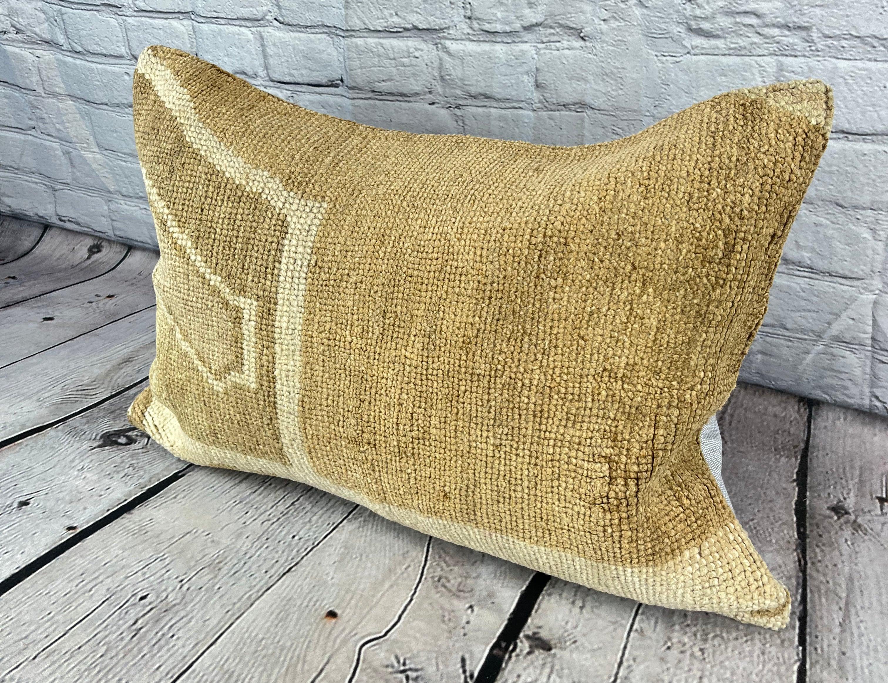 16 x 24 Cuscino Tappeto Ottomano Enigma Cuscino Turco Copricuscino #6677 Migliora l'arredamento della tua casa con il nostro Cuscino Tappeto Turco. Questo squisito copricuscino, meticolosamente tessuto a mano, dona un tocco di eleganza e di eredità