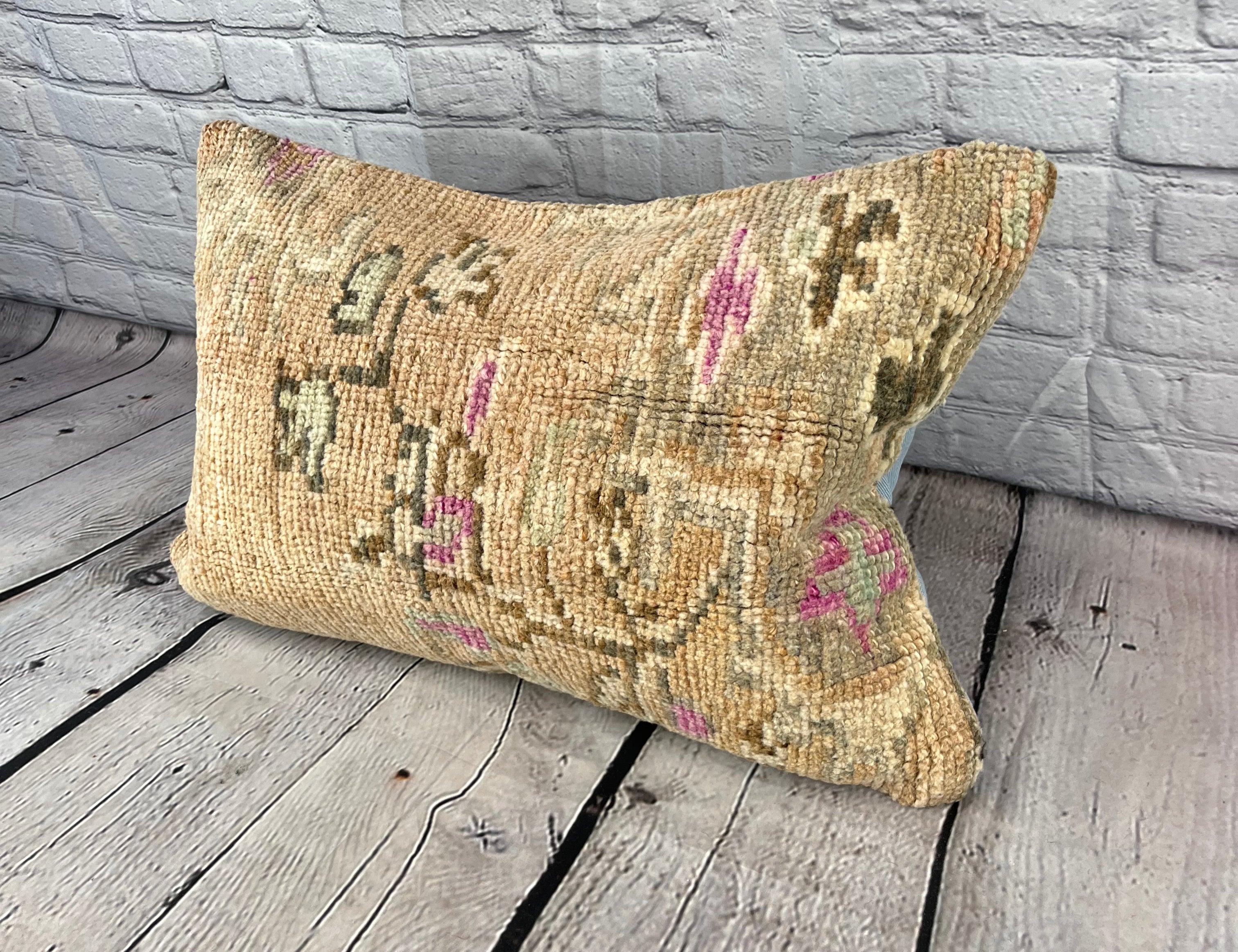 16 x 24 Rug Pillow Ottoman Legacy Turkish Pillow Cushion Cover #7478 Migliora l'arredamento della tua casa con il nostro Rug Pillow Turkish Rug Cushion. Questo squisito copricuscino, meticolosamente tessuto a mano, dona un tocco di eleganza e di
