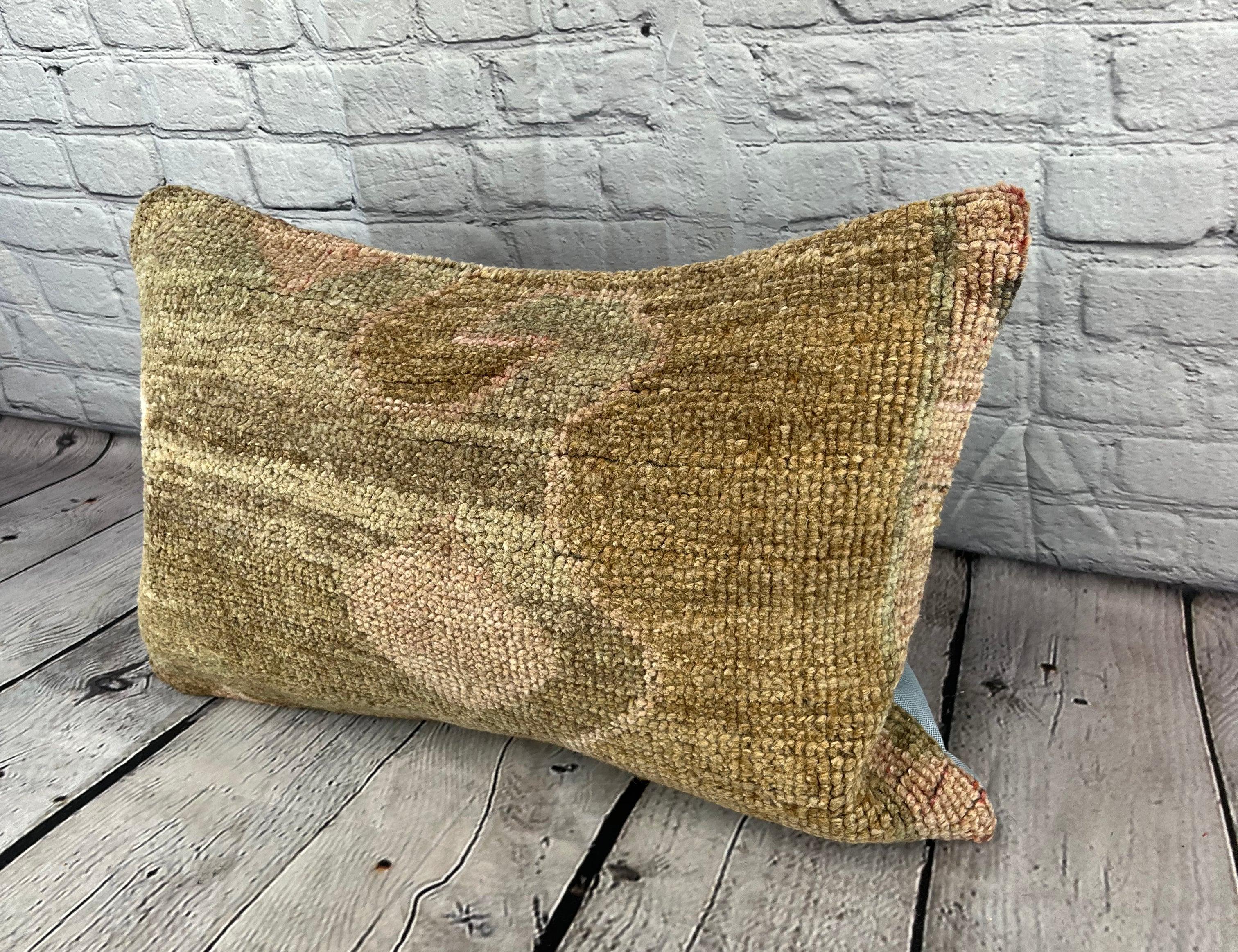 16 x 24 Cuscino Tappeto Ottomano Luminex Cuscino Turco Copricuscino #7421 Migliora l'arredamento della tua casa con il nostro Cuscino Tappeto Turco. Questo squisito copricuscino, meticolosamente tessuto a mano, dona un tocco di eleganza e di eredità