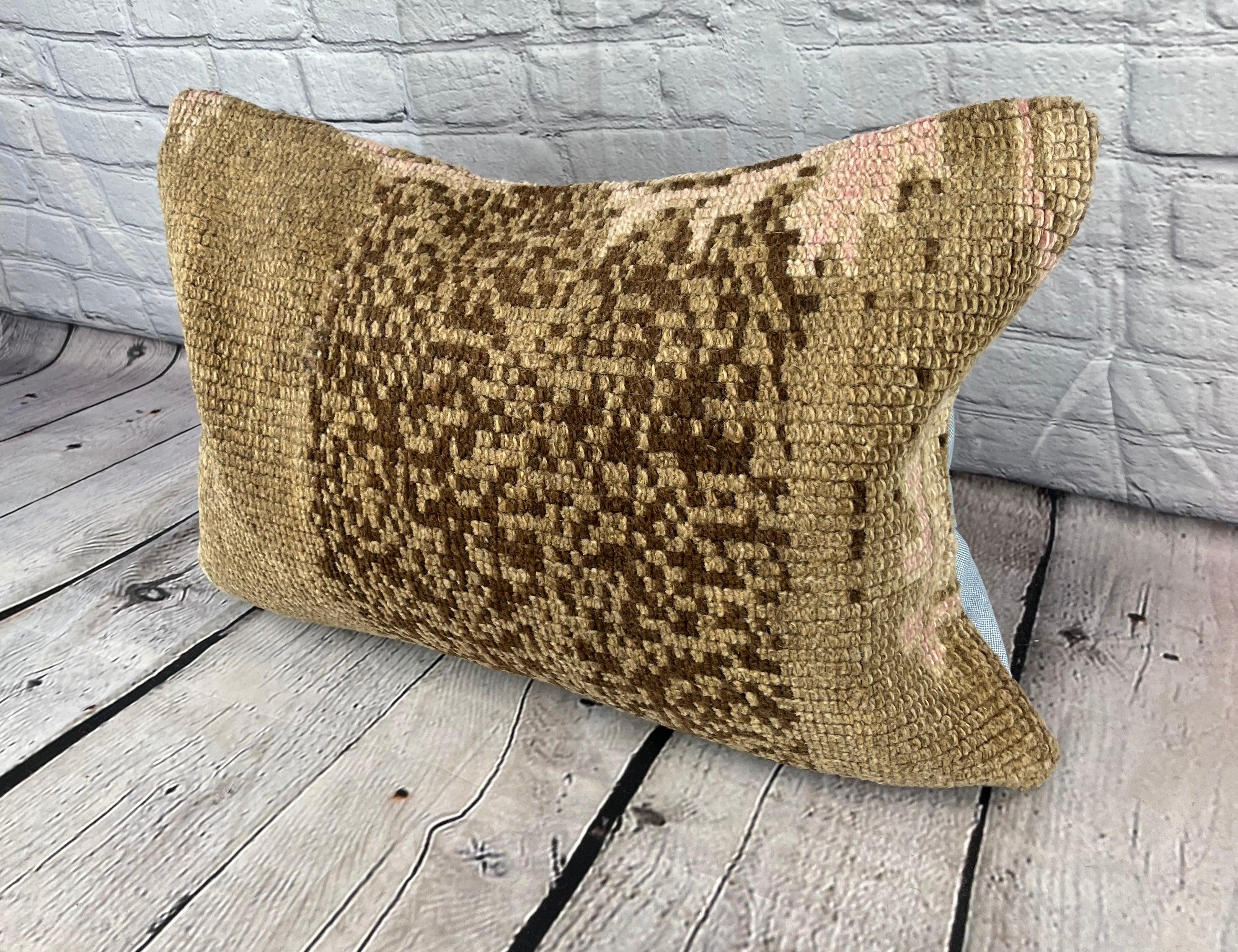 16 x 24 Rug Pillow Ottoman Opulence Turkish Pillow Cushion Cover #7475 Améliorez votre décoration intérieure avec notre Rug Pillow Turkish Rug Cushion. Cette exquise housse de coussin, méticuleusement tissée à la main, apporte une touche d'élégance