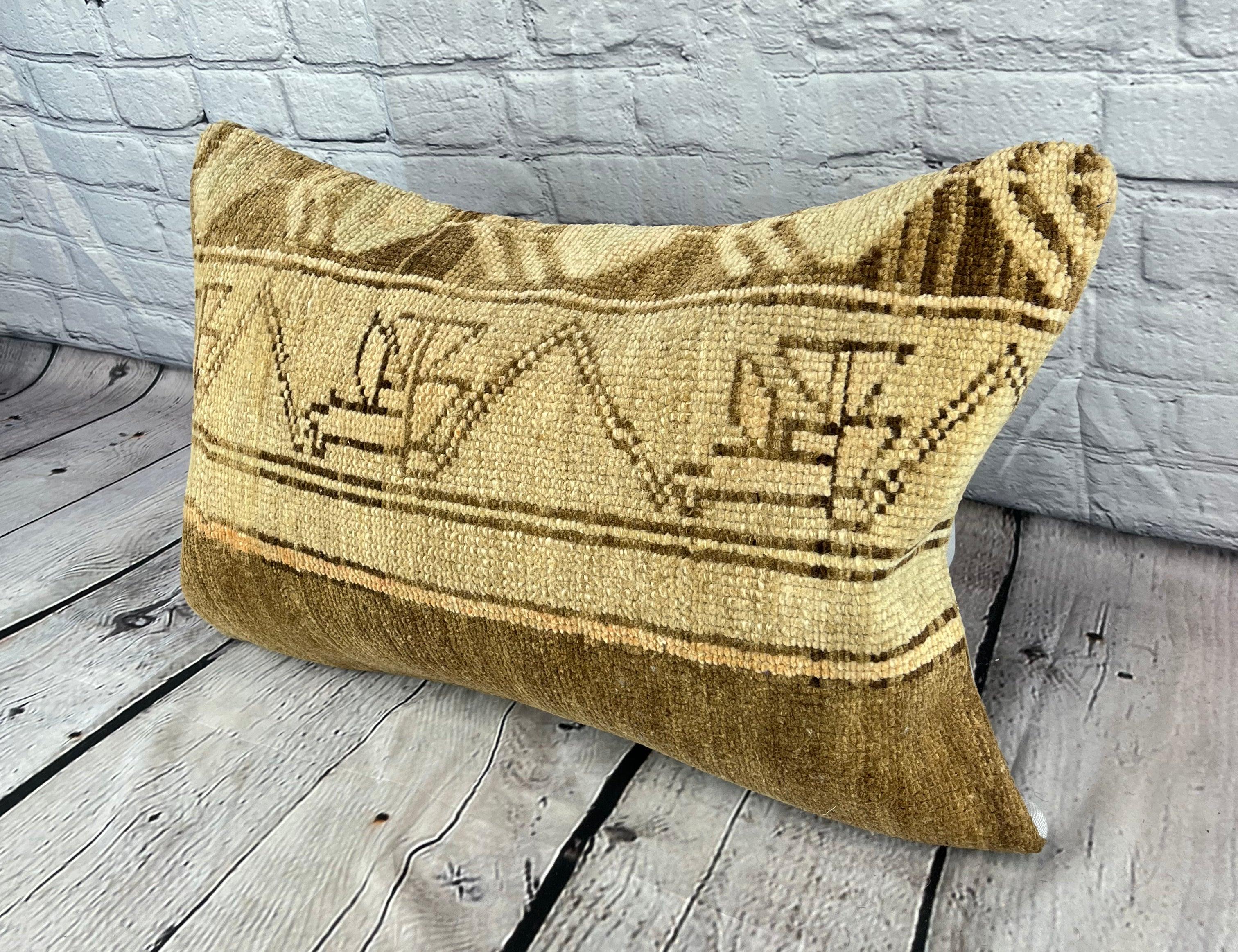 16 x 24 Rug Pillow Ottoman Retreat Turkish Pillow Cushion Cover #6672 Verschönern Sie Ihr Zuhause mit unserem Rug Pillow Turkish Rug Cushion. Dieser exquisite, sorgfältig handgewebte Kissenbezug bringt einen Hauch von Eleganz und kulturellem Erbe in