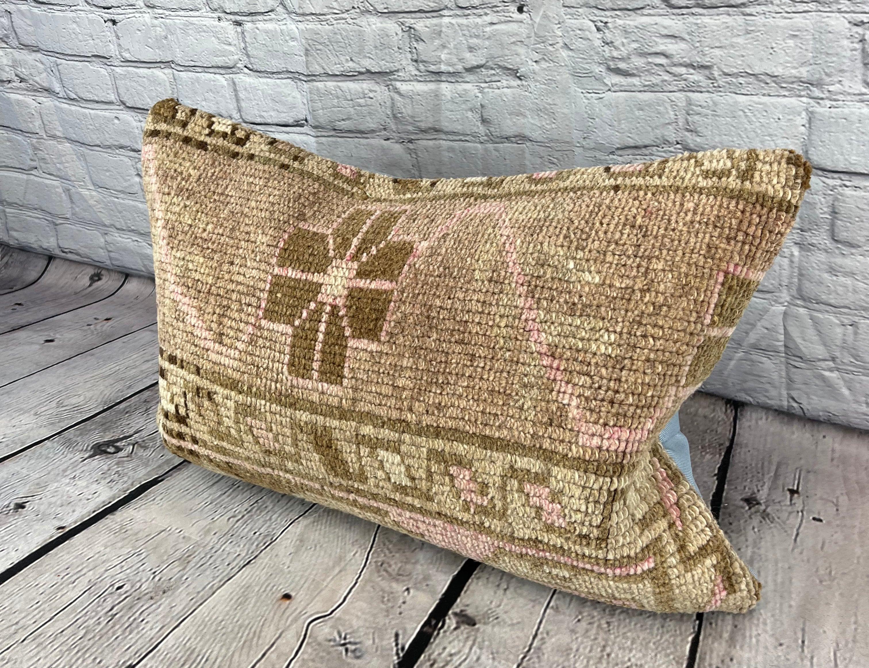 16 x 24 Rug Pillow Road Oasis Turkish Pillow Cushion Cover #7476 Verschönern Sie Ihr Zuhause mit unserem Rug Pillow Turkish Rug Cushion. Dieser exquisite, sorgfältig handgewebte Kissenbezug bringt einen Hauch von Eleganz und kulturellem Erbe in