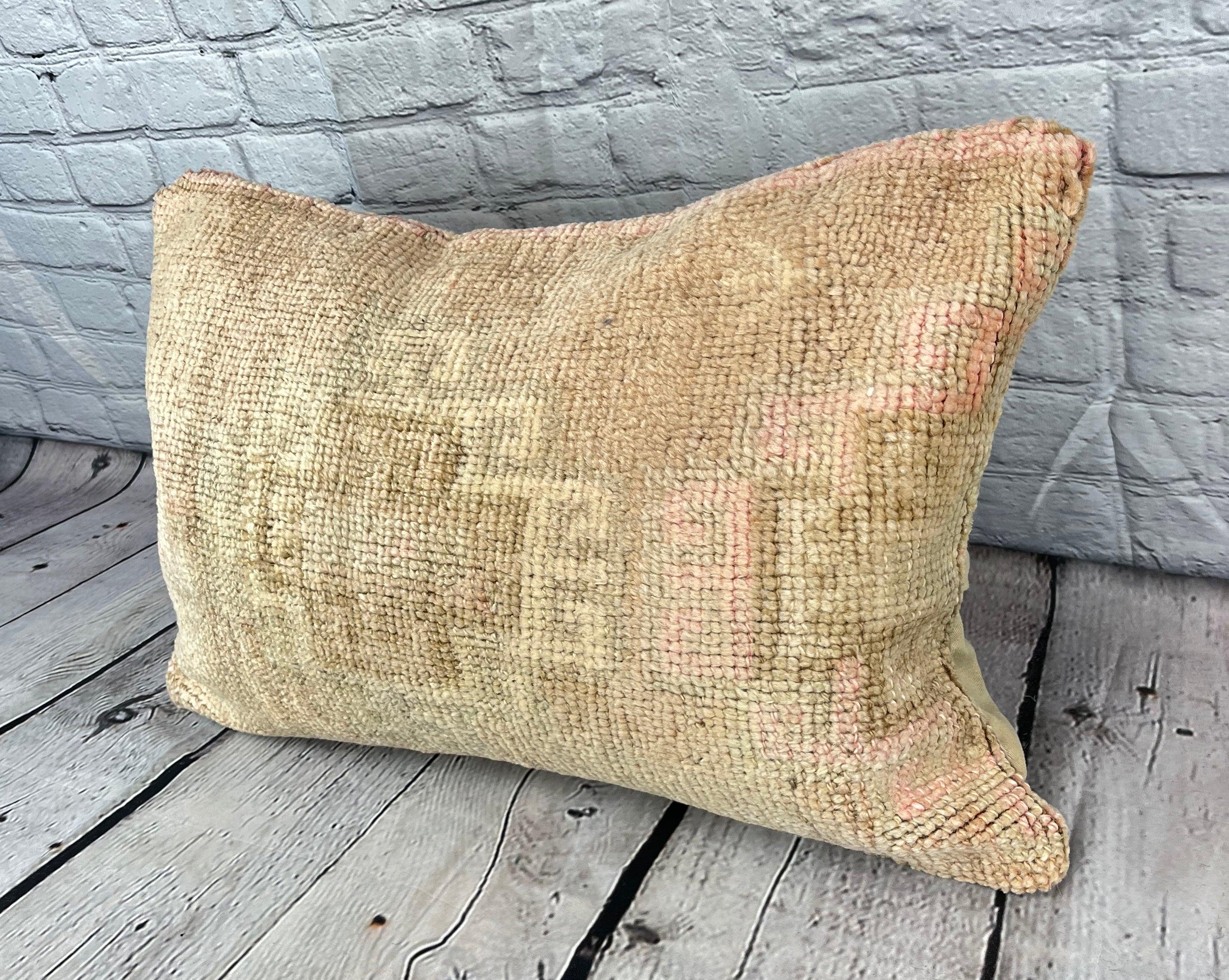 16 x 24 Cojín Alfombra Camino Santuario Cojín Turco Funda de cojín #7844 Mejora la decoración de tu hogar con nuestro cojín Alfombra Turco. Esta exquisita funda de almohada, meticulosamente tejida a mano, aporta un toque de elegancia y herencia