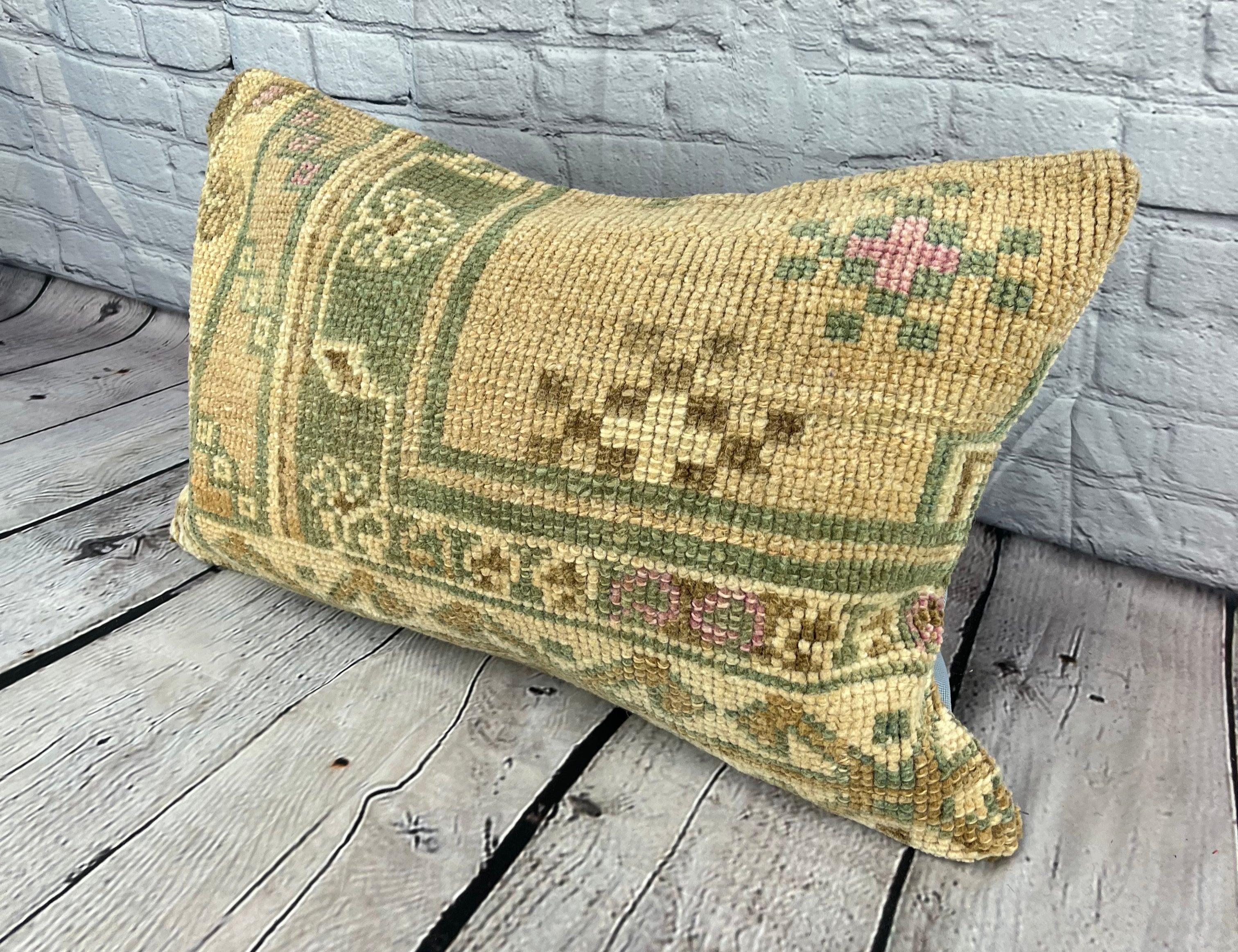 16 x 24 Rug Pillow Route Haven Turkish Pillow Cushion Cover #6668 Verschönern Sie Ihr Zuhause mit unserem Rug Pillow Turkish Rug Cushion. Dieser exquisite, sorgfältig handgewebte Kissenbezug bringt einen Hauch von Eleganz und kulturellem Erbe in