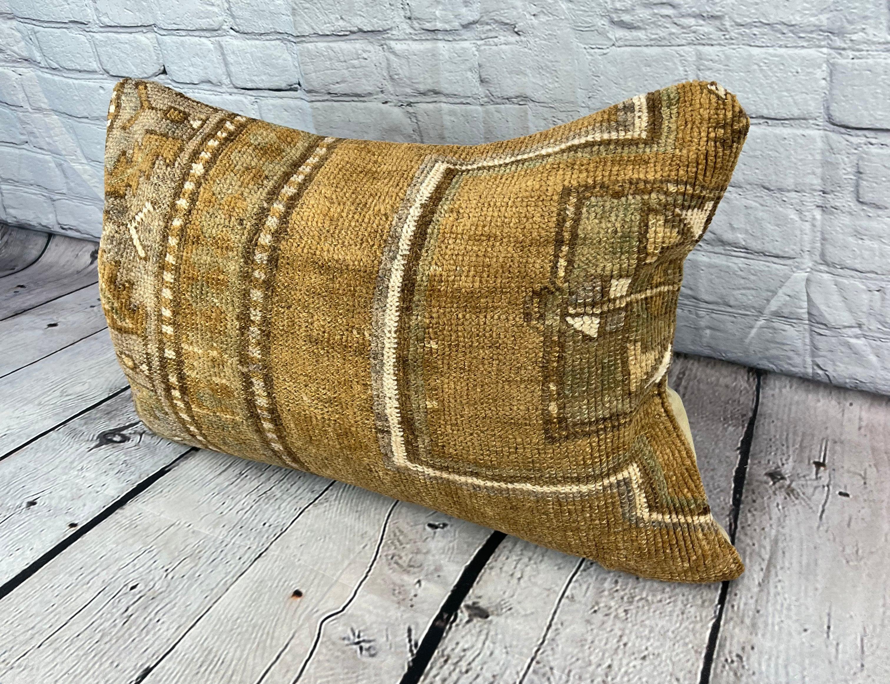 16 x 24 Rug Pillow Route Solitude Turkish Pillow Cushion Cover #7818 Migliora l'arredamento della tua casa con il nostro Rug Pillow Turkish Rug Cushion. Questo squisito copricuscino, meticolosamente tessuto a mano, dona un tocco di eleganza e di
