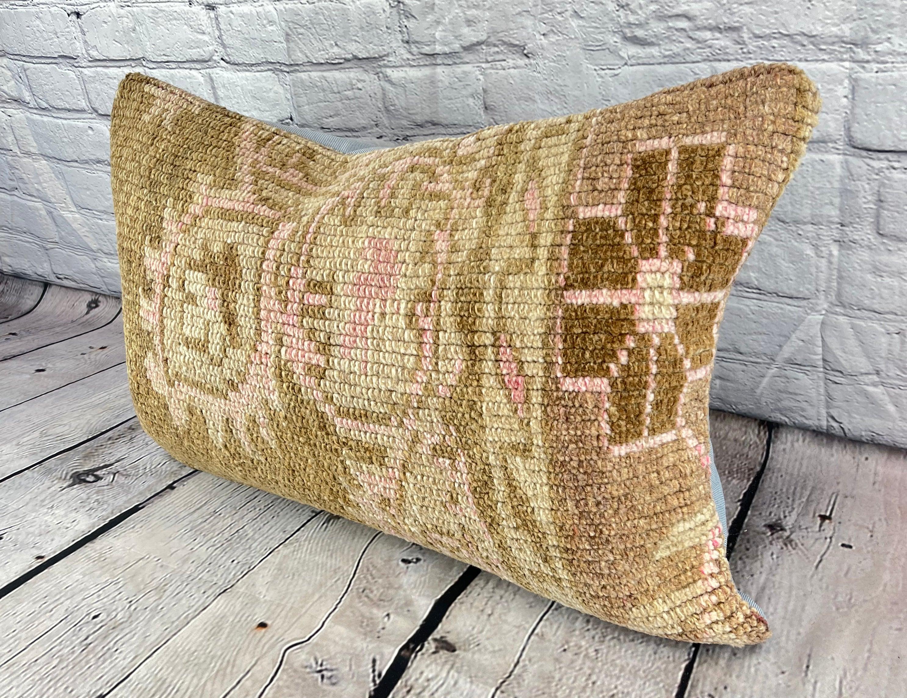 16 x 24 Rug Pillow Sapphire Haven Turkish Pillow Cushion Cover #7445 Migliora l'arredamento della tua casa con il nostro Rug Pillow Turkish Rug Cushion. Questo squisito copricuscino, meticolosamente tessuto a mano, dona un tocco di eleganza e di