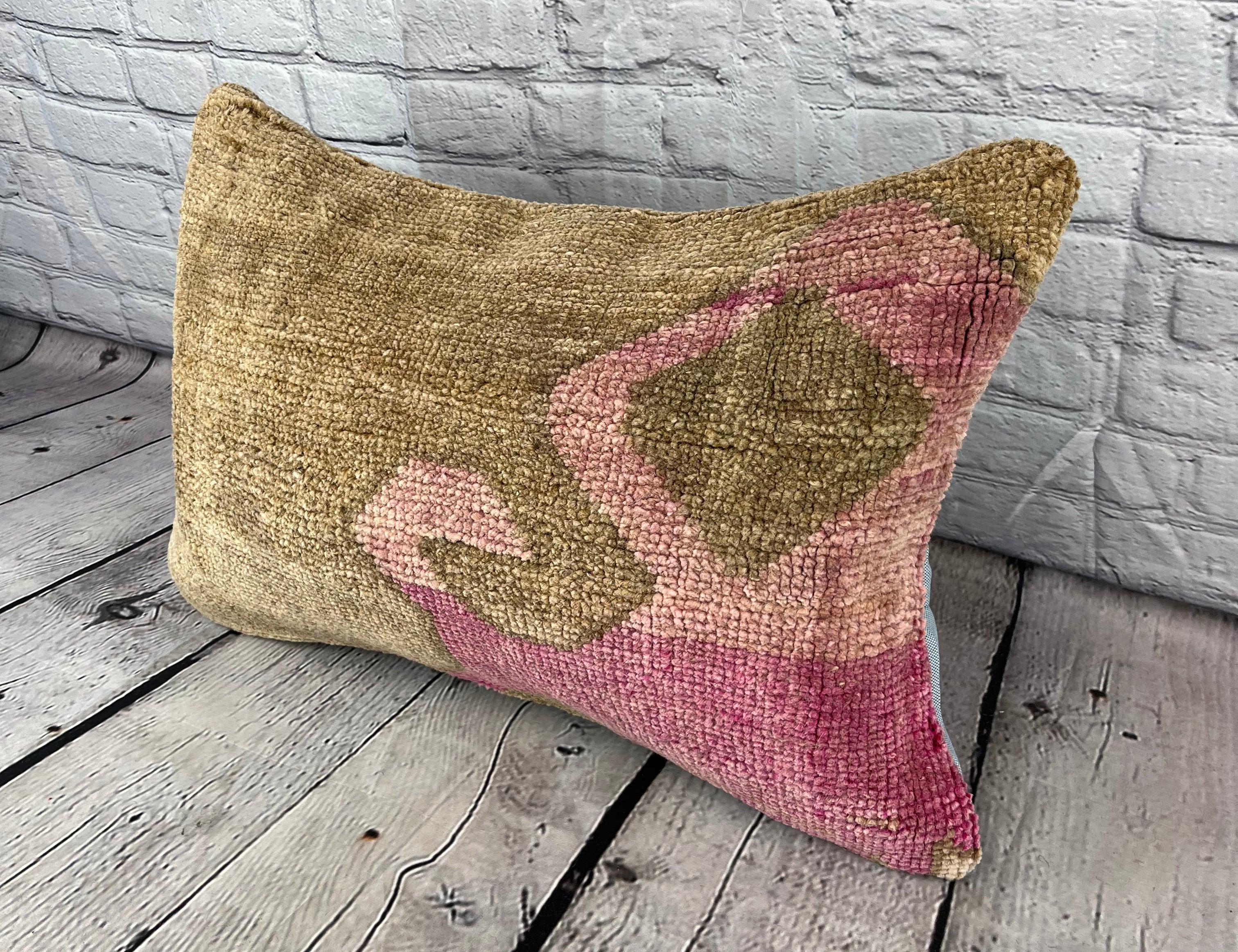16 x 24 Rug Pillow Sapphire Hush Turkish Pillow Cushion Cover #7430 Migliora l'arredamento della tua casa con il nostro Rug Pillow Turkish Rug Cushion. Questo squisito copricuscino, meticolosamente tessuto a mano, dona un tocco di eleganza e di