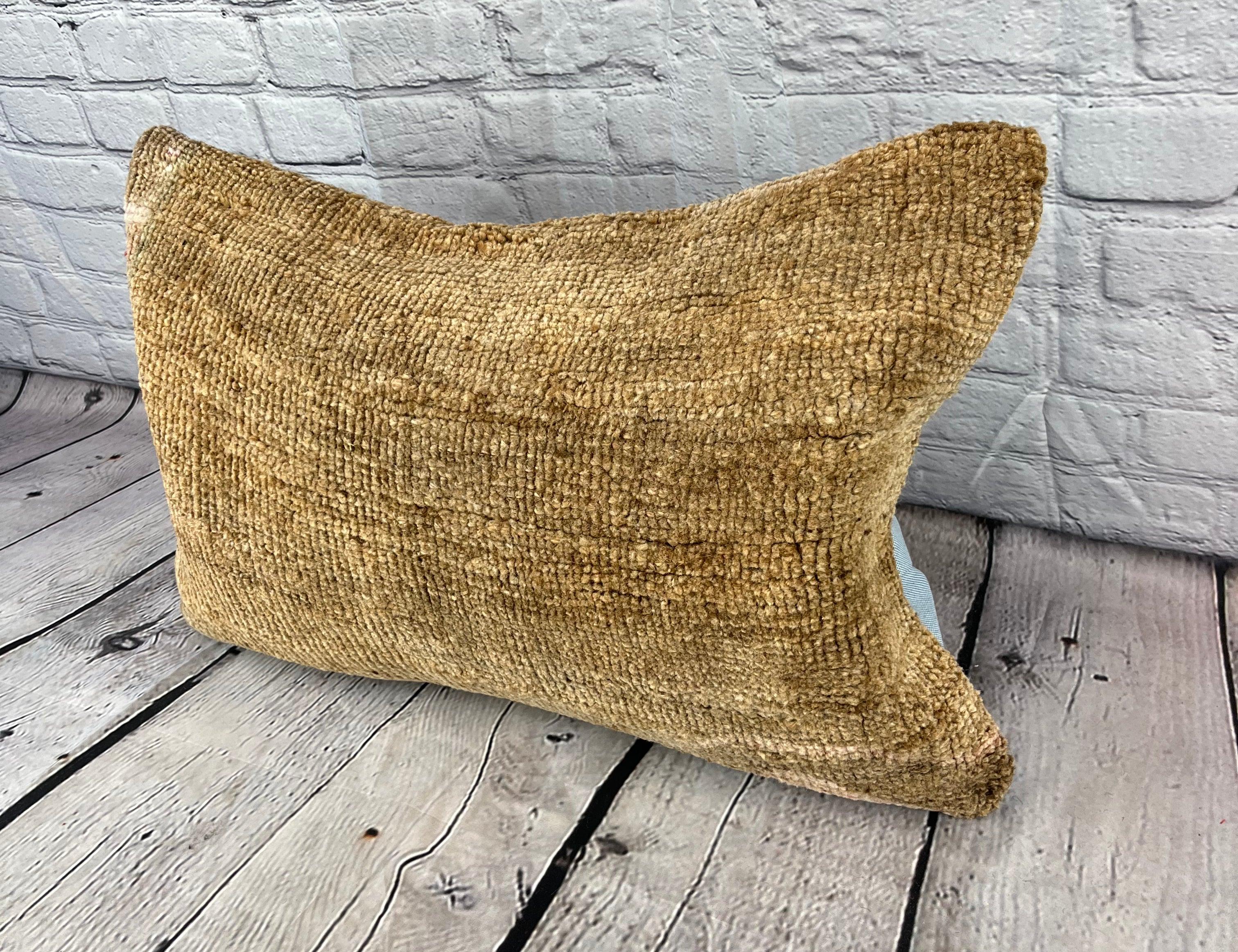 16 x 24 Rug Pillow Sapphire Serenade Turkish Pillow Cushion Cover #7442 Verbessern Sie Ihr Zuhause mit unserem Rug Pillow Turkish Rug Cushion. Dieser exquisite, sorgfältig handgewebte Kissenbezug bringt einen Hauch von Eleganz und kulturellem Erbe