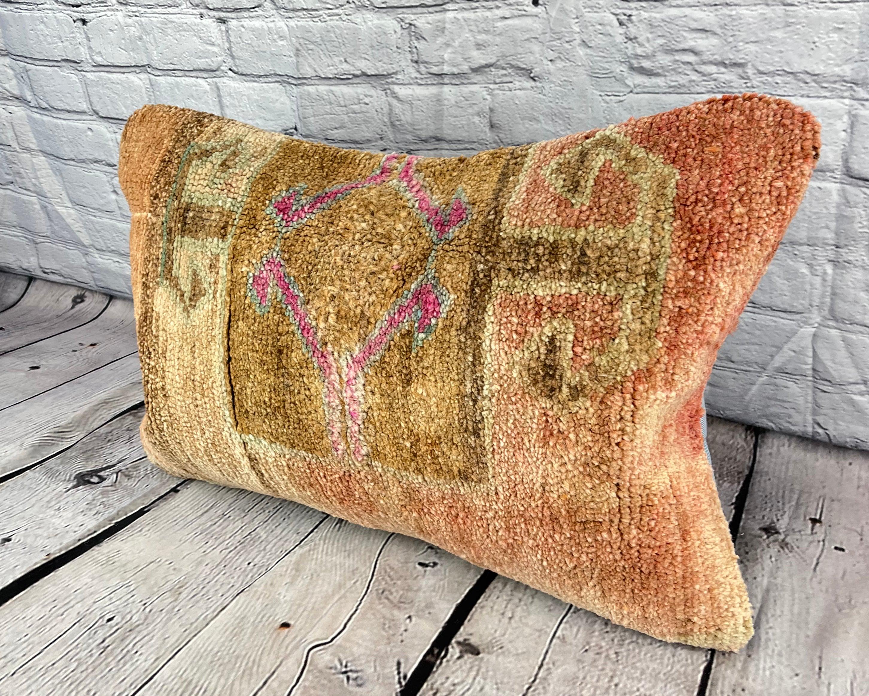 16 x 24 Rug Pillow Sapphire Serenity Turkish Pillow Cushion Cover #7463 Migliora l'arredamento della tua casa con il nostro Rug Pillow Turkish Rug Cushion. Questo squisito copricuscino, meticolosamente tessuto a mano, dona un tocco di eleganza e di
