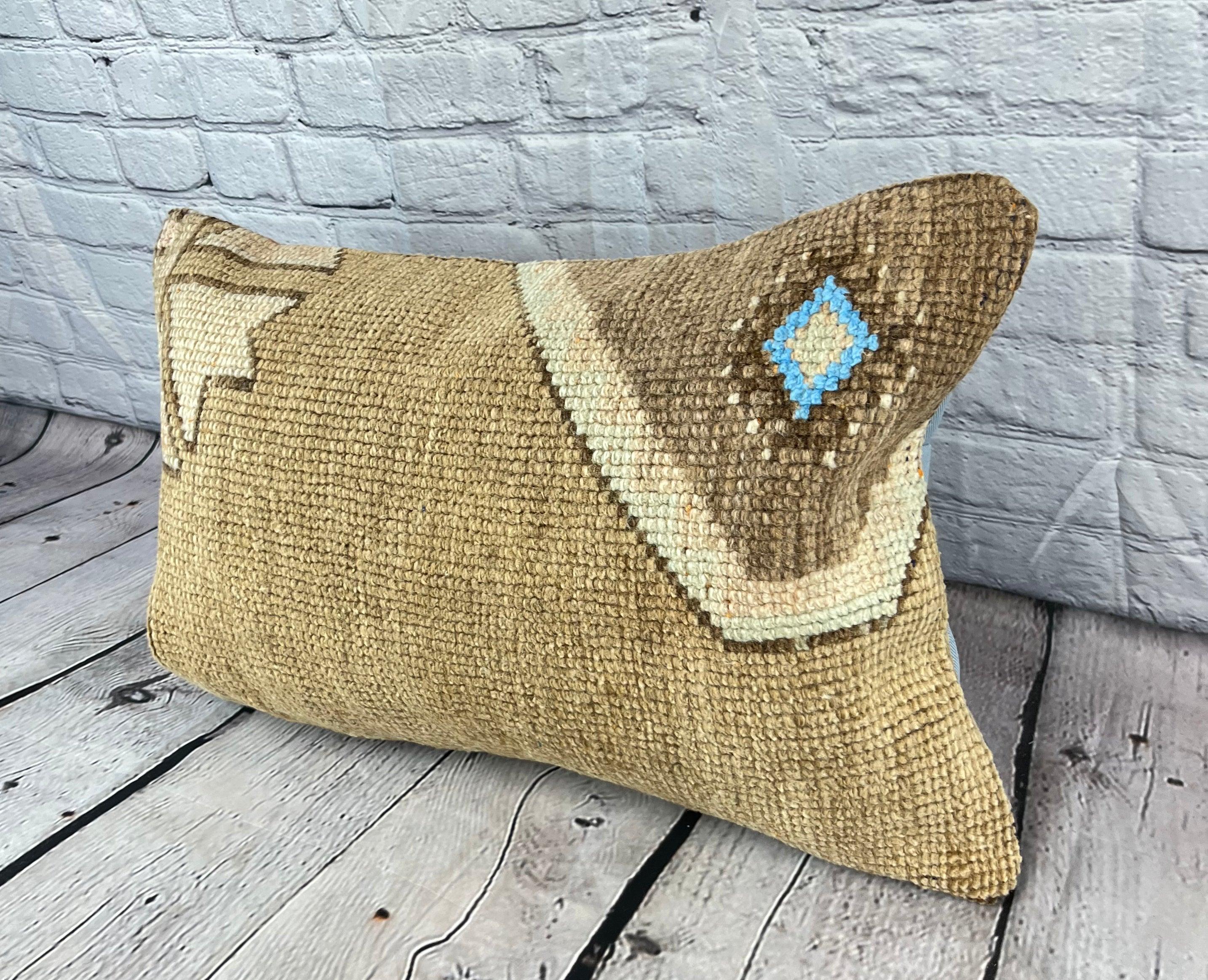 16 x 24 Cojín Almohada Cojín Turco Zafiro Solace #7708 Mejora la decoración de tu casa con nuestro cojín Almohada Turco. Esta exquisita funda de almohada, meticulosamente tejida a mano, aporta un toque de elegancia y herencia cultural a cualquier