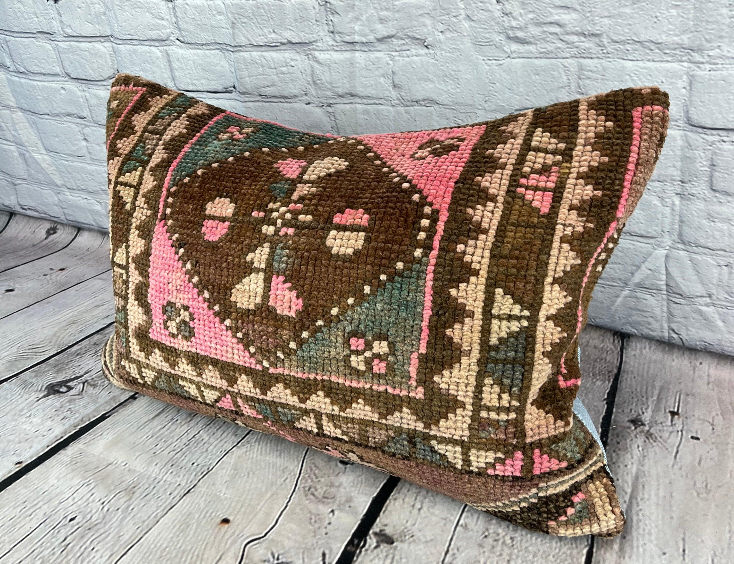 16 x 24 Rug Pillow Spice Souk Serenity Turkish Pillow Cushion Cover #7439 Migliora l'arredamento della tua casa con il nostro Rug Pillow Turkish Rug Cushion. Questo squisito copricuscino, meticolosamente tessuto a mano, dona un tocco di eleganza e