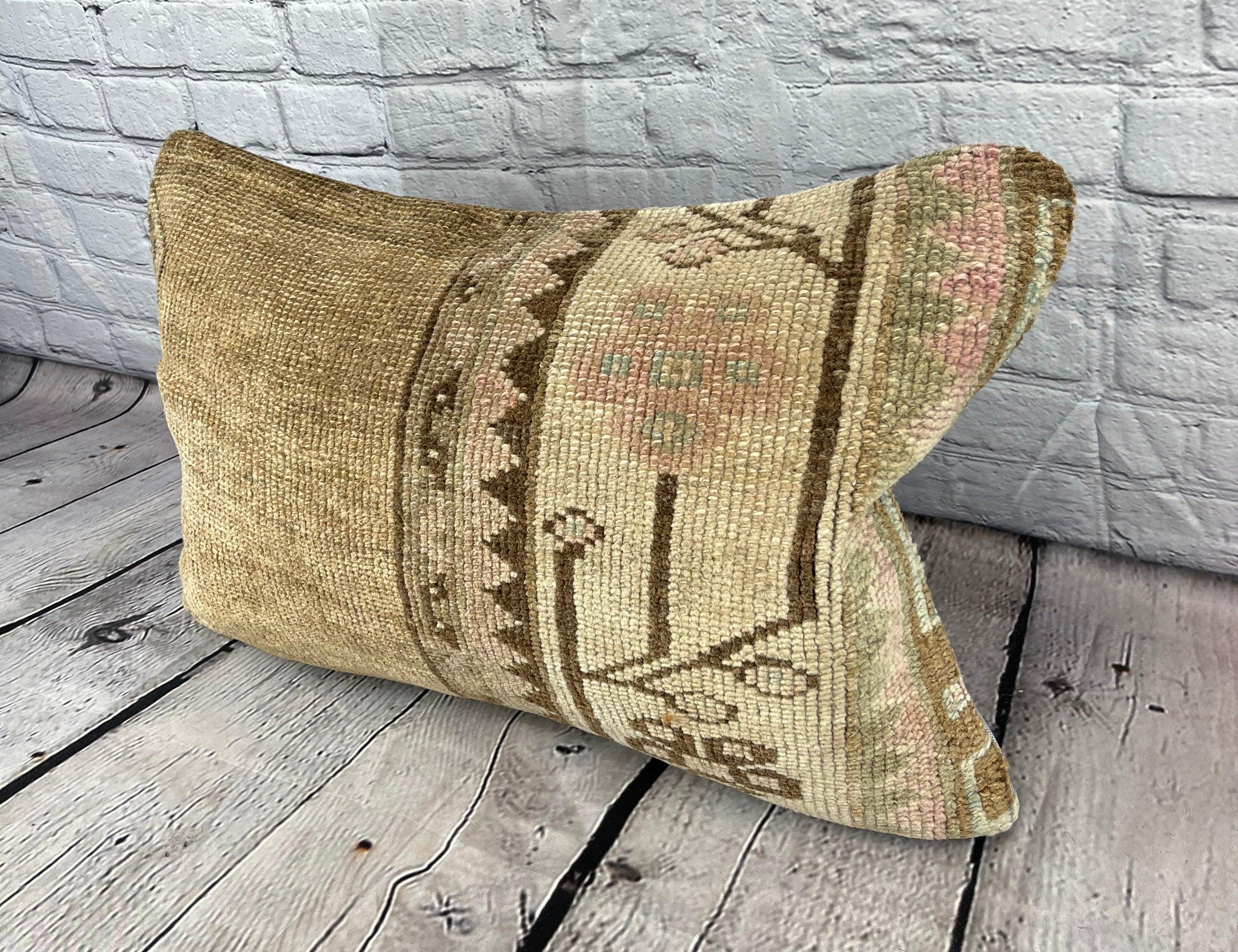 16 x 24 Rug Pillow Sultanate Bliss Turkish Pillow Cushion Cover #7413 Migliora l'arredamento della tua casa con il nostro Rug Pillow Turkish Rug Cushion. Questo squisito copricuscino, meticolosamente tessuto a mano, dona un tocco di eleganza e di