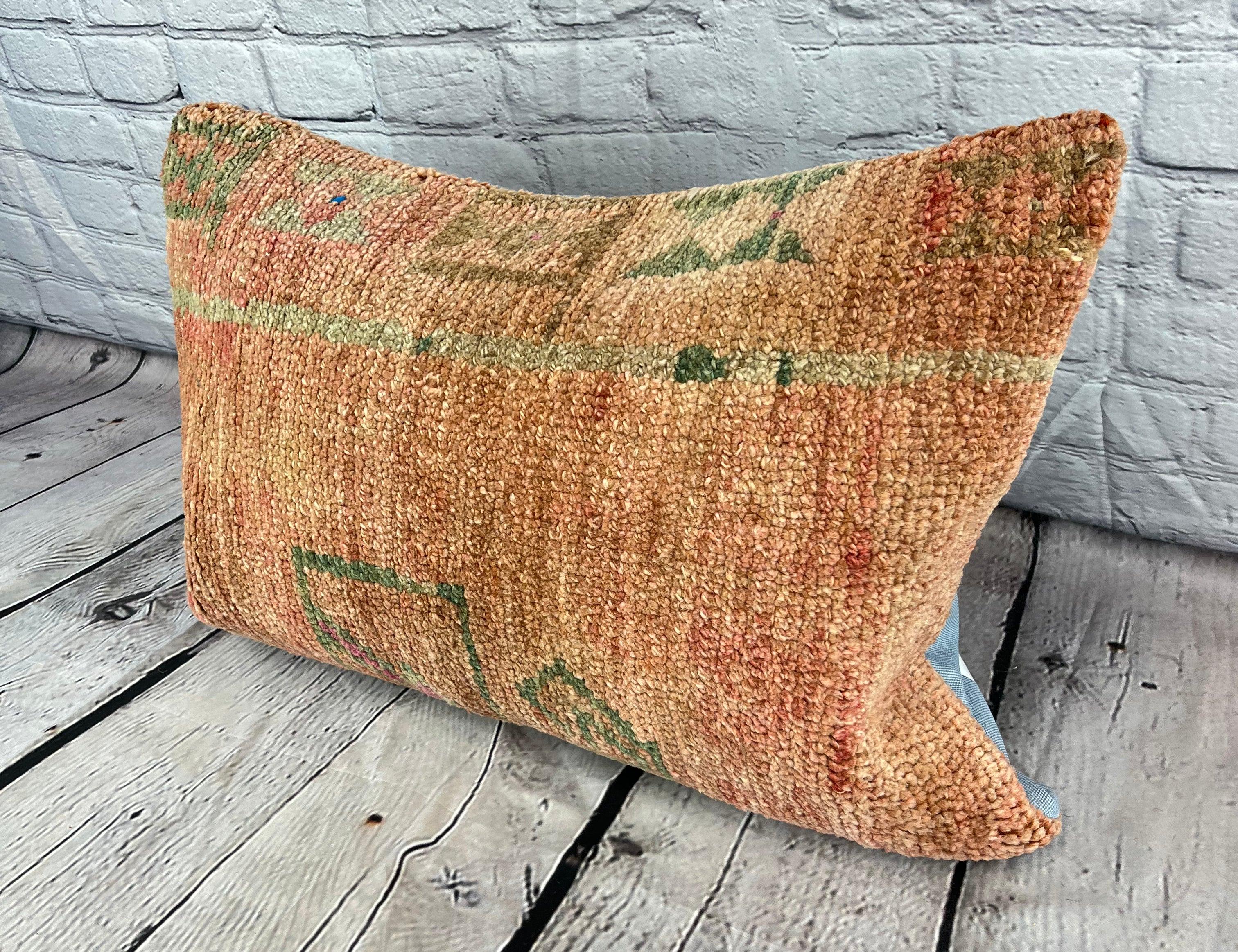 16 x 24 Cuscino Rug Sultanate Sanctuary Turkish Pillow Cushion Cover #7459 Migliora l'arredamento della tua casa con il nostro Cuscino Rug Turkish Rug Cushion. Questo squisito copricuscino, meticolosamente tessuto a mano, dona un tocco di eleganza e