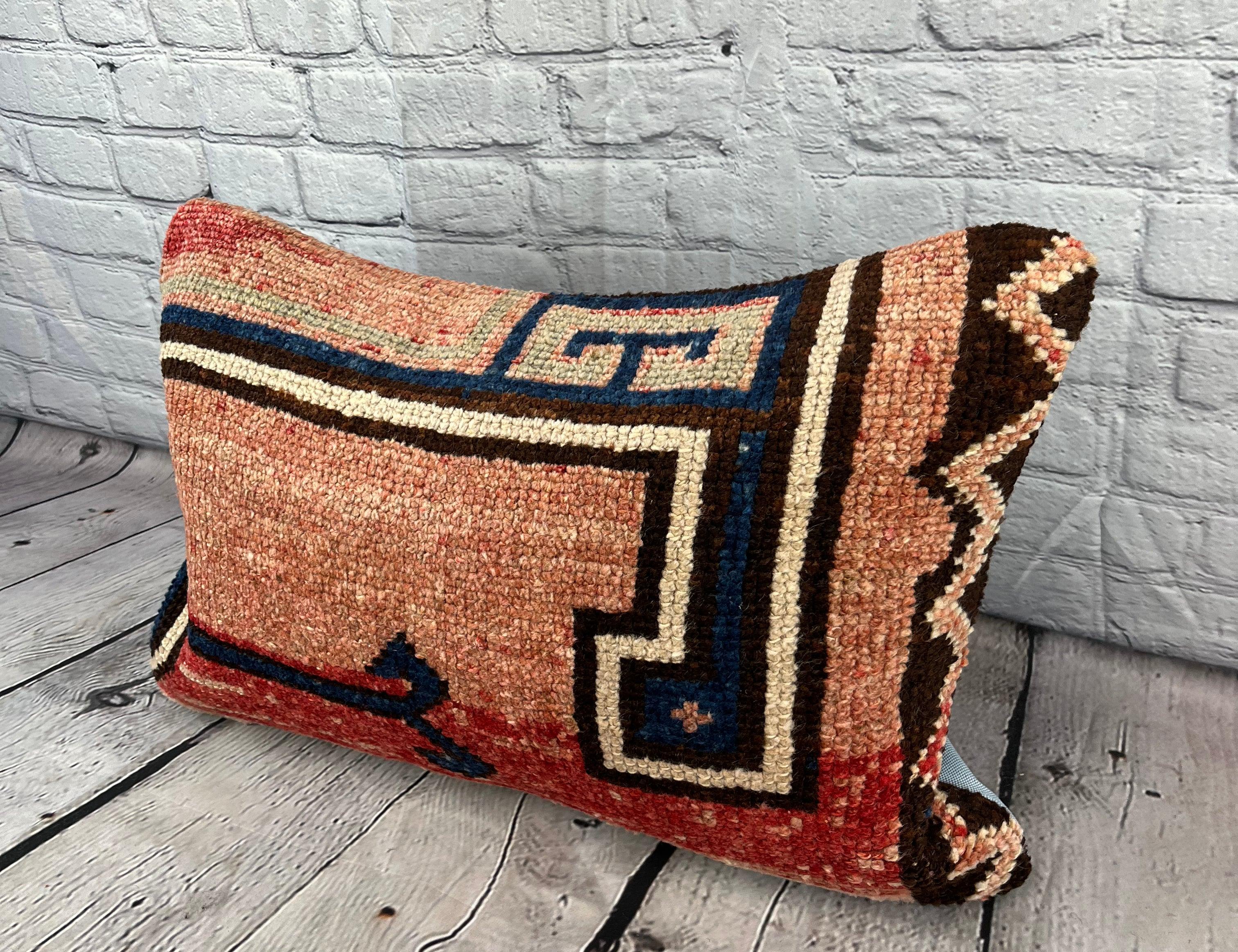 16 x 24 Rug Pillow Sultanate Serenade Turkish Pillow Cushion Cover #7446 Migliora l'arredamento della tua casa con il nostro Rug Pillow Turkish Rug Cushion. Questo squisito copricuscino, meticolosamente tessuto a mano, dona un tocco di eleganza e di