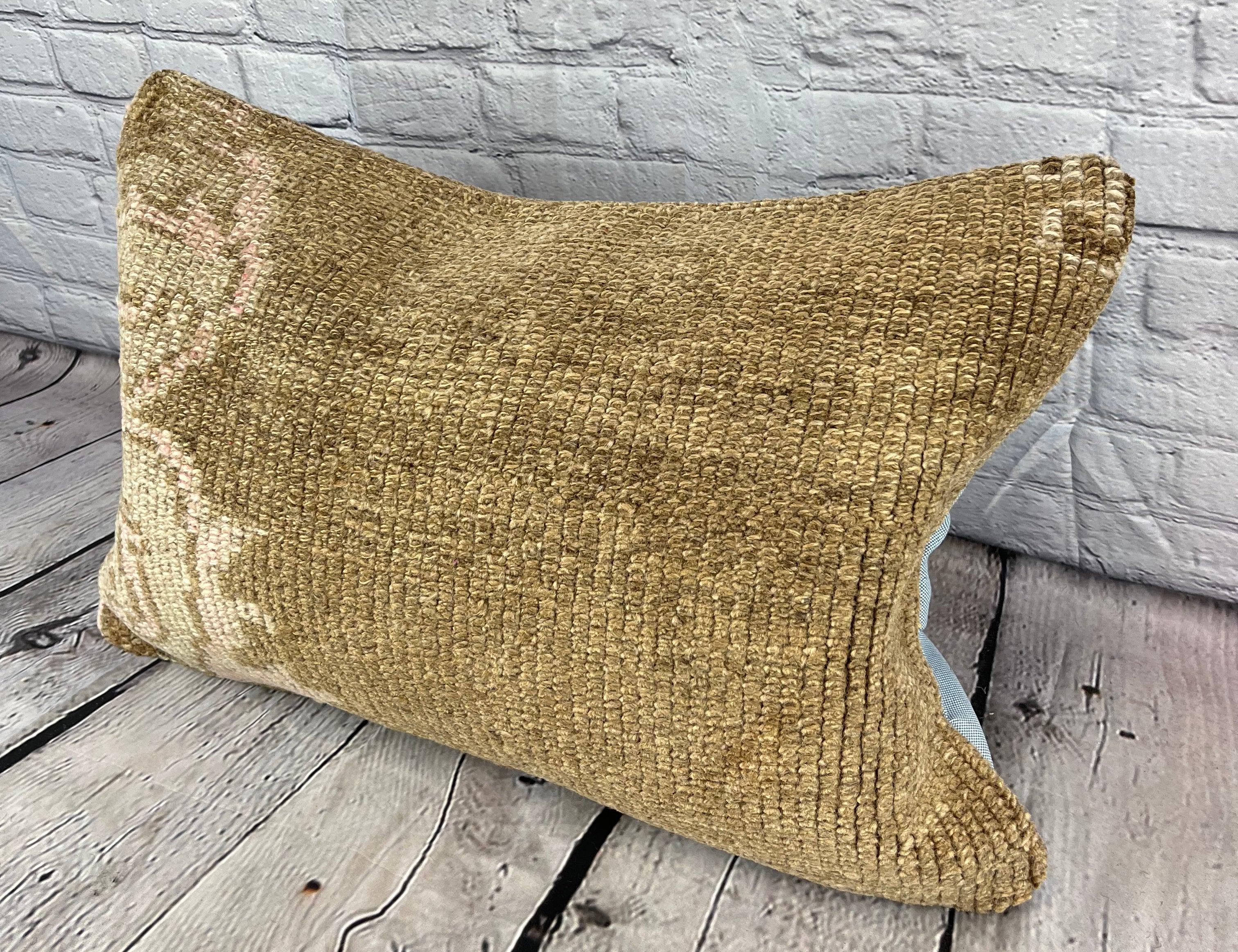 16 x 24 Rug Pillow Sultanate Serenade Turkish Pillow Cushion Cover #7482 Migliora l'arredamento della tua casa con il nostro Rug Pillow Turkish Rug Cushion. Questo squisito copricuscino, meticolosamente tessuto a mano, dona un tocco di eleganza e di