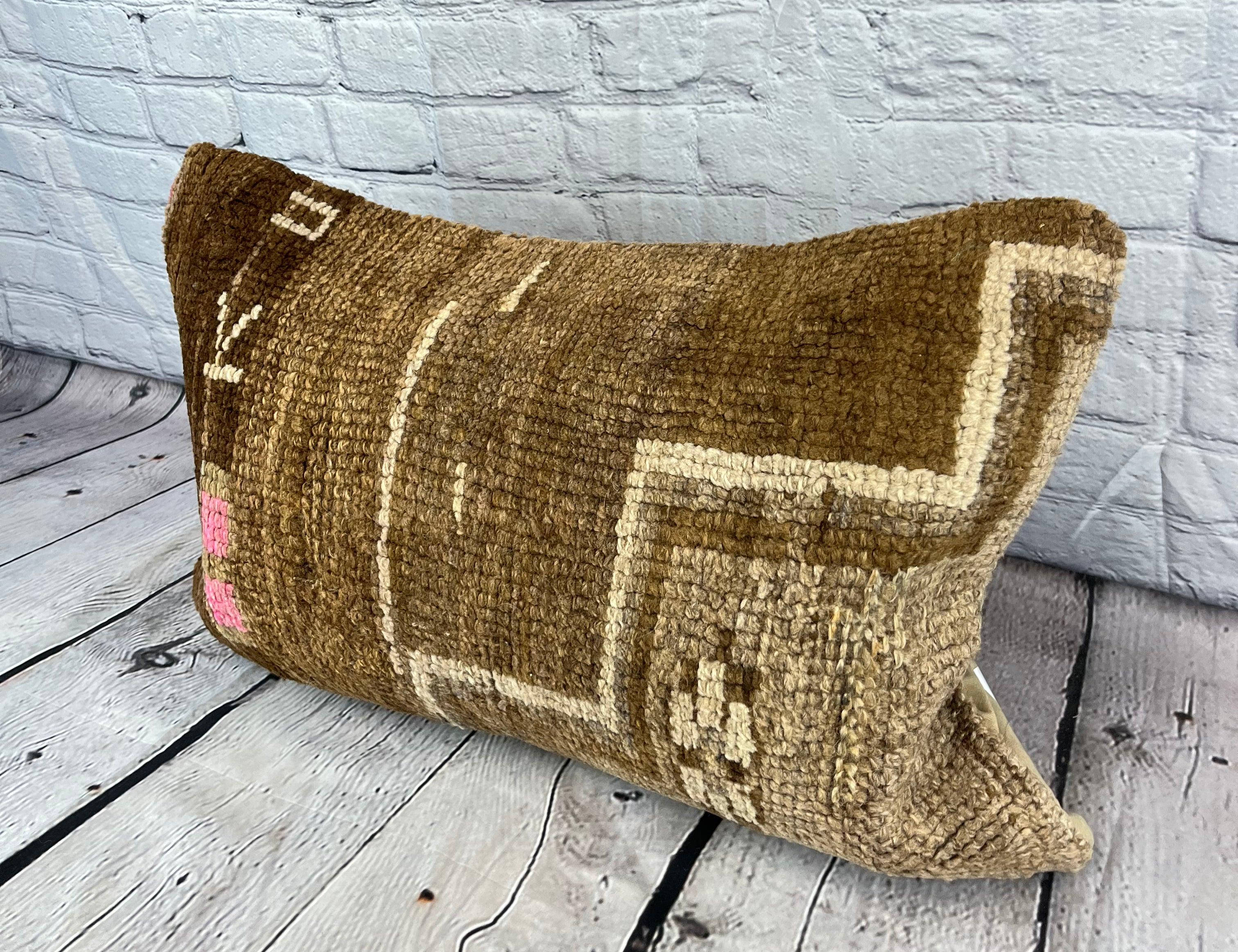 16 x 24 Rug Pillow Sultanate Shores Turkish Pillow Cushion Cover #6678 Migliora l'arredamento della tua casa con il nostro Rug Pillow Turkish Rug Cushion. Questo squisito copricuscino, meticolosamente tessuto a mano, dona un tocco di eleganza e di