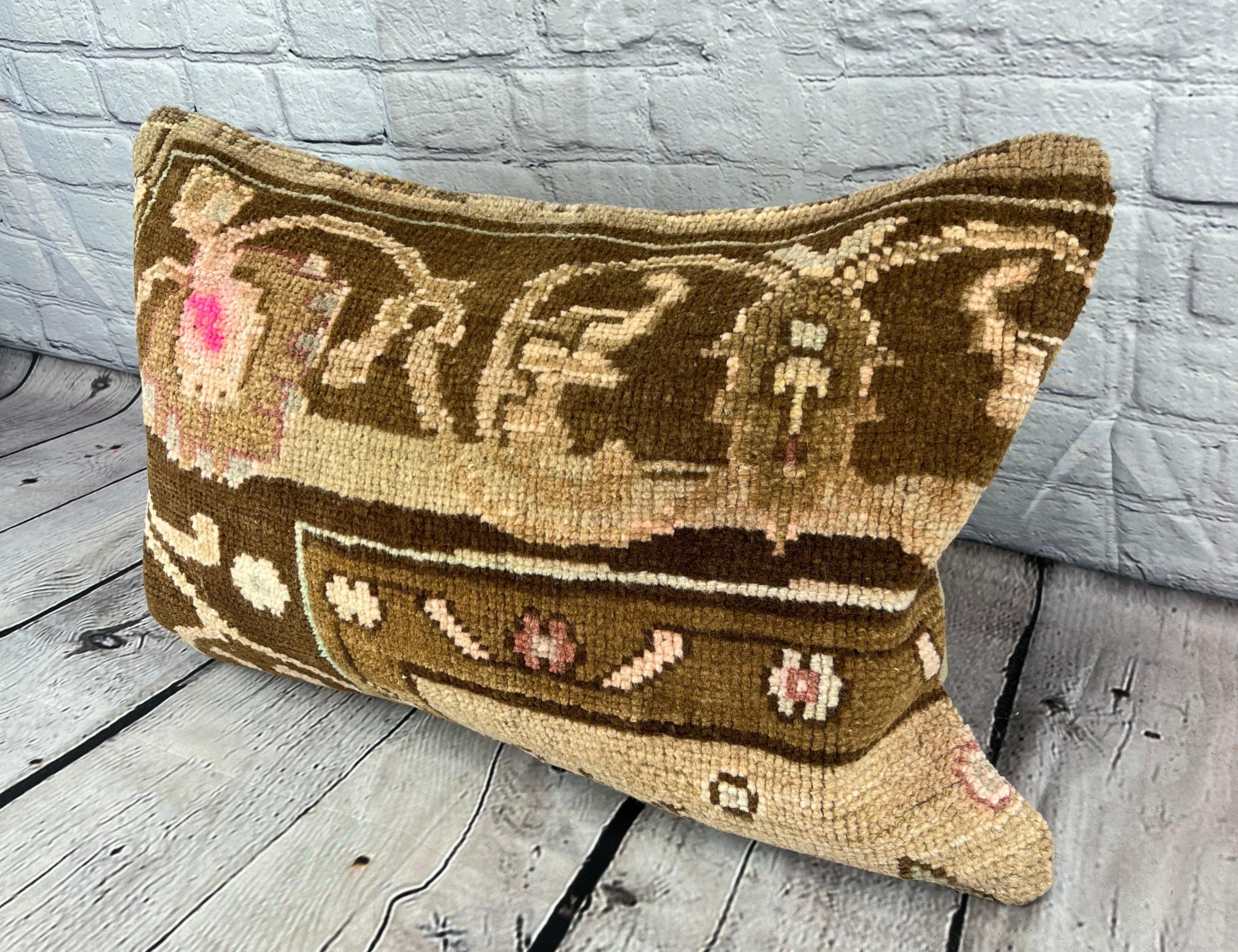 16 x 24 Rug Pillow Sultan's Serenade Turkish Pillow Cushion Cover #7716 Migliora l'arredamento della tua casa con il nostro Rug Pillow Turkish Rug Cushion. Questo squisito copricuscino, meticolosamente tessuto a mano, dona un tocco di eleganza e di
