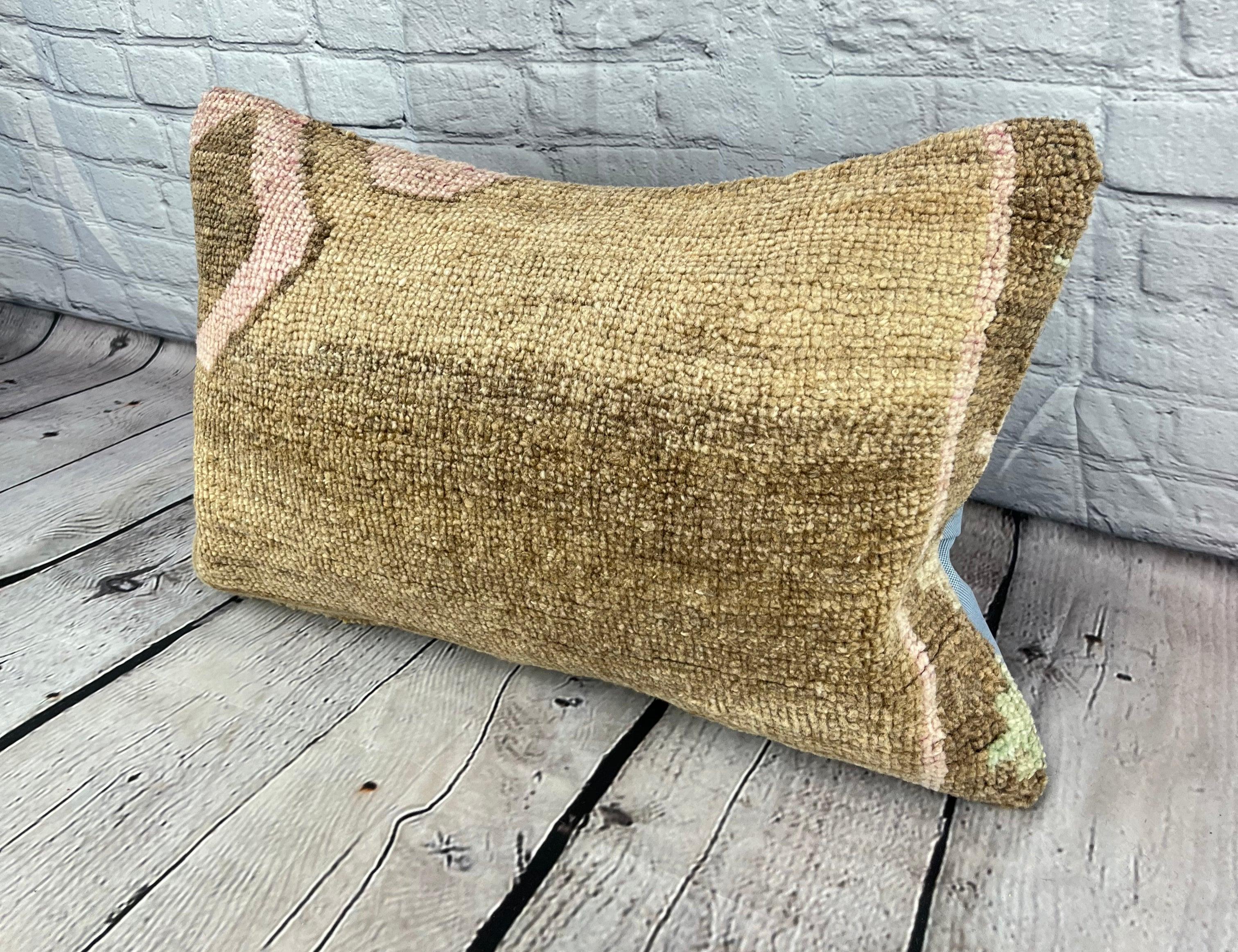 16 x 24 Rug Pillow Sultan's Whispers Turkish Pillow Cushion Cover #7411 Migliora l'arredamento della tua casa con il nostro Rug Pillow Turkish Rug Cushion. Questo squisito copricuscino, meticolosamente tessuto a mano, dona un tocco di eleganza e di