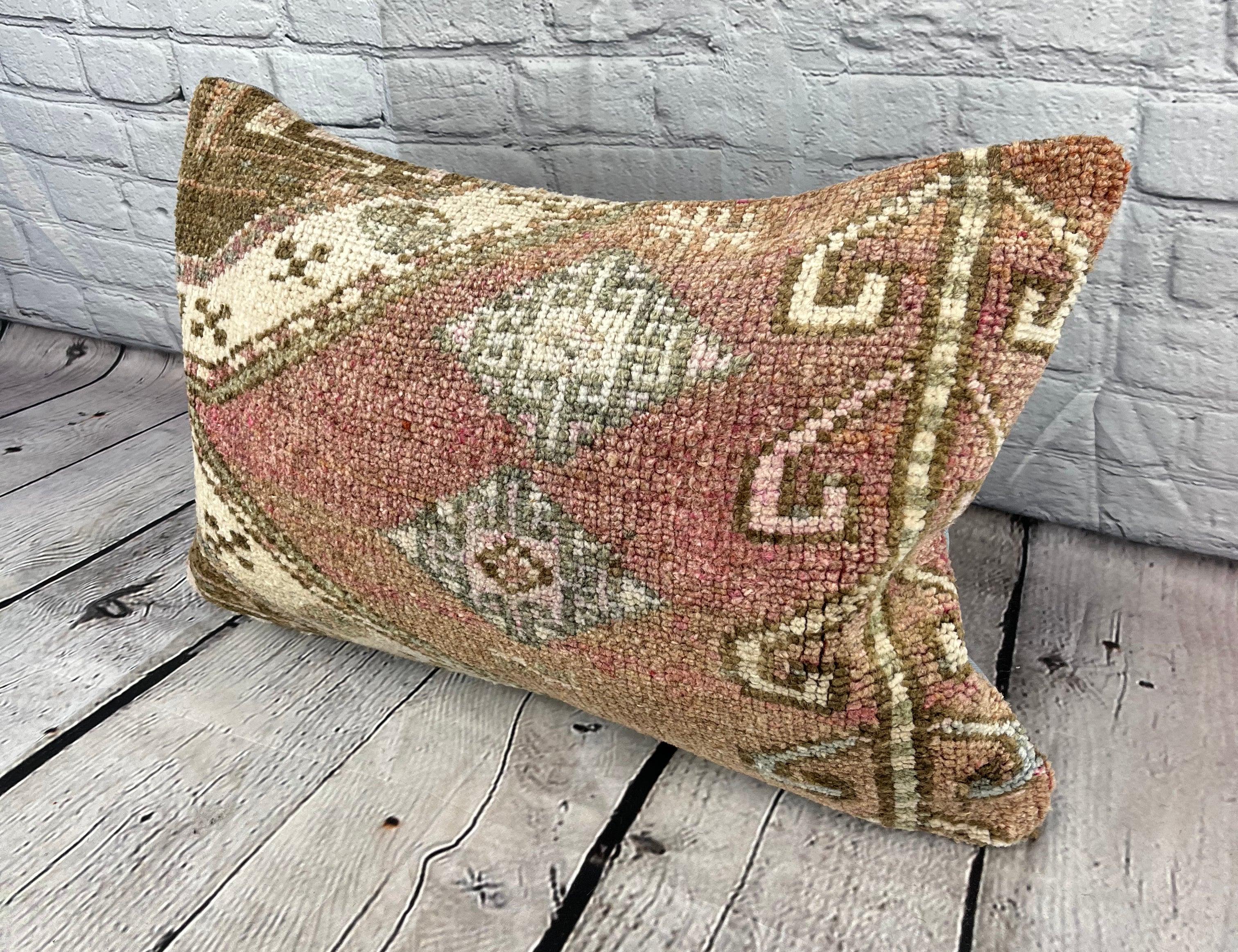 16 x 24 Rug Pillow Topkapi Haven Turkish Pillow Cushion Cover #7450 Migliora l'arredamento della tua casa con il nostro Rug Pillow Turkish Rug Cushion. Questo squisito copricuscino, meticolosamente tessuto a mano, dona un tocco di eleganza e di