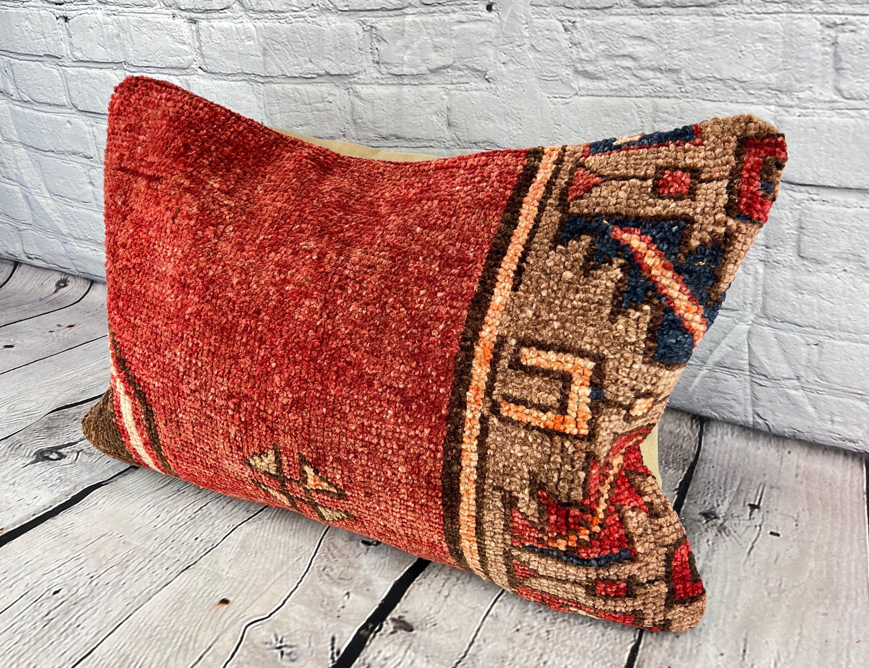 16 x 24 Rug Pillow Treasure Twilight Turkish Pillow Cushion Cover #7699 Migliora l'arredamento della tua casa con il nostro Rug Pillow Turkish Rug Cushion. Questo squisito copricuscino, meticolosamente tessuto a mano, dona un tocco di eleganza e di