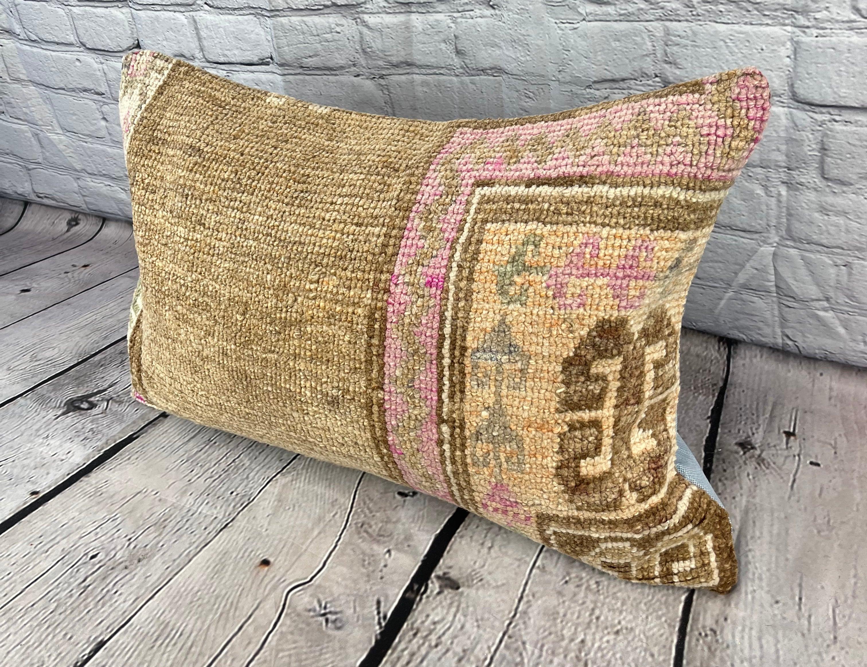 16 x 24 Cuscino Tappeto Delizia Turca Cuscino Copricuscino #7420 Migliora l'arredamento della tua casa con il nostro Cuscino Tappeto Turco. Questo squisito copricuscino, meticolosamente tessuto a mano, dona un tocco di eleganza e di eredità