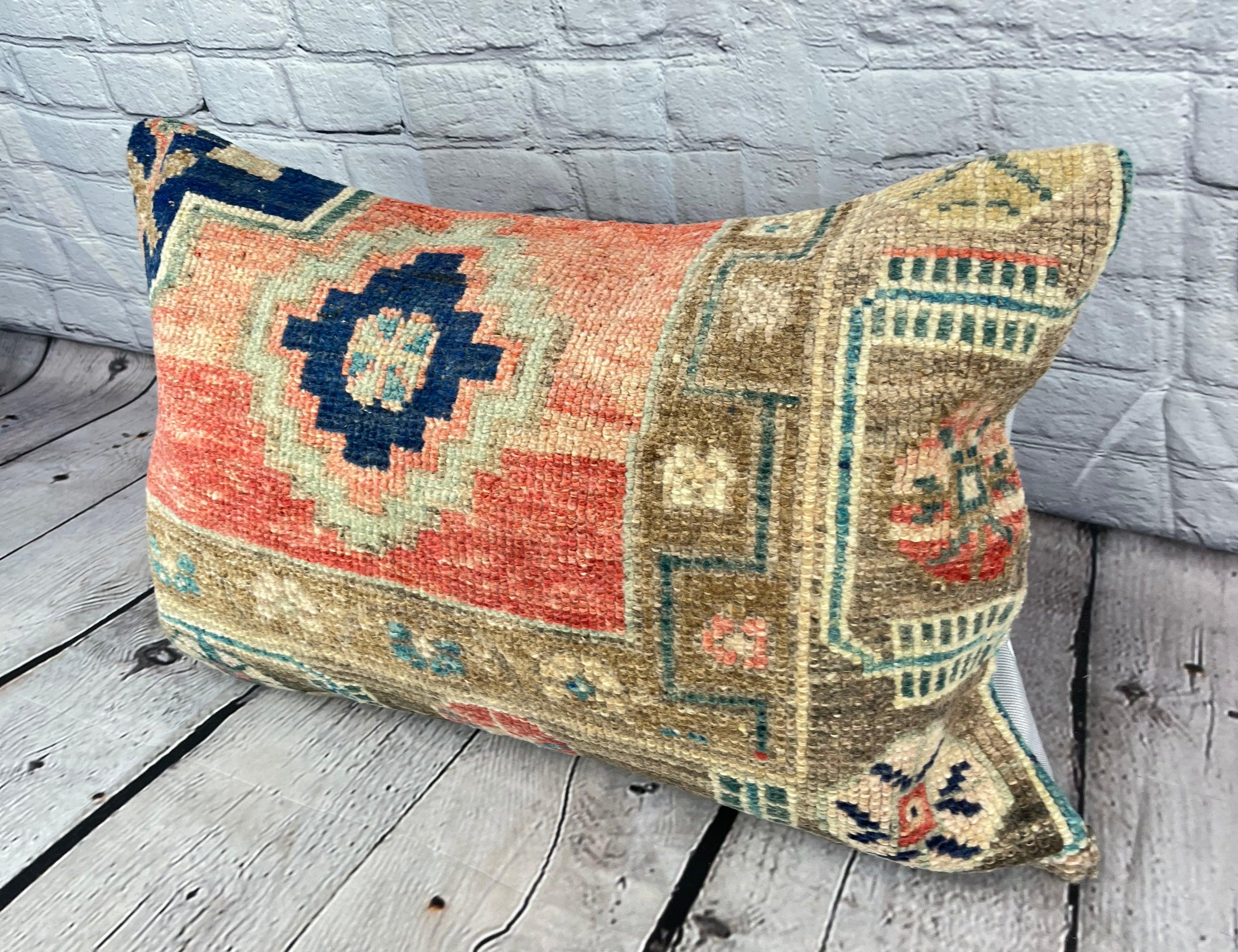 16 x 24 Cuscino Rug Essence Turkish Pillow Cushion Cover #6679 Migliora l'arredamento della tua casa con il nostro cuscino Rug Pillow Turkish Rug Cushion. Questo squisito copricuscino, meticolosamente tessuto a mano, dona un tocco di eleganza e di