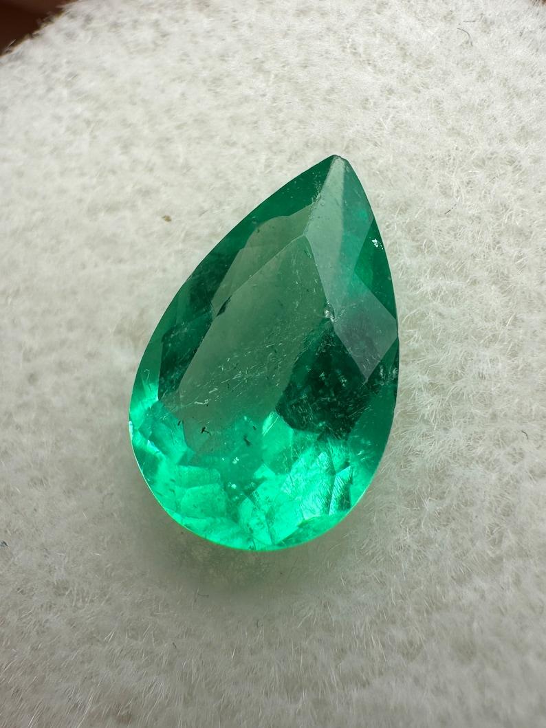 A. Stone: Smeraldo
Peso: 1,60 carati
Forma: Taglio a pera
Chiarezza: Trasparente
Lucentezza: Eccellente-Molto buona
Colore: Verde medio giallastro
Misure: 10,61 mm x 6,78 mm x 4,40 mm
Origine geografica: Colombia
Trattamento: Naturale,