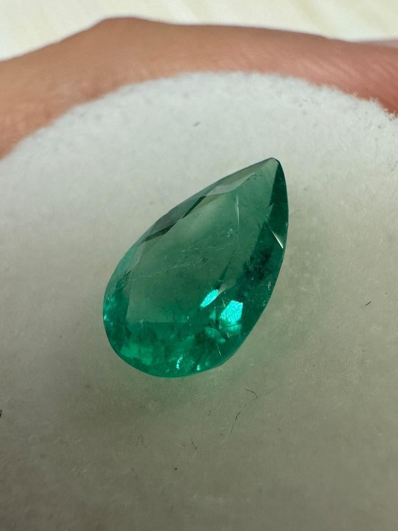 Moderno 1,60 Carati 10,6x6,8 Smeraldo Colombiano Verde Primavera - Gemma di maggio con taglio a pera in vendita
