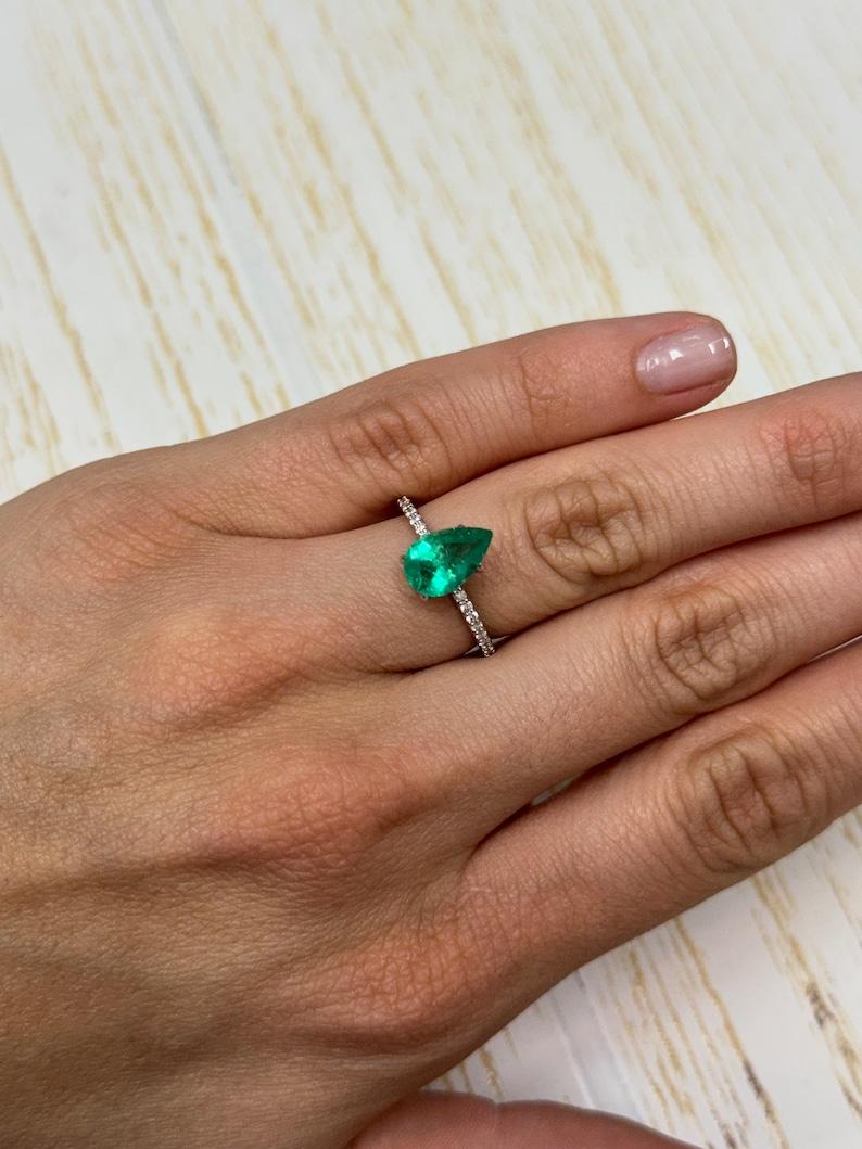 Donna 1,60 Carati 10,6x6,8 Smeraldo Colombiano Verde Primavera - Gemma di maggio con taglio a pera in vendita