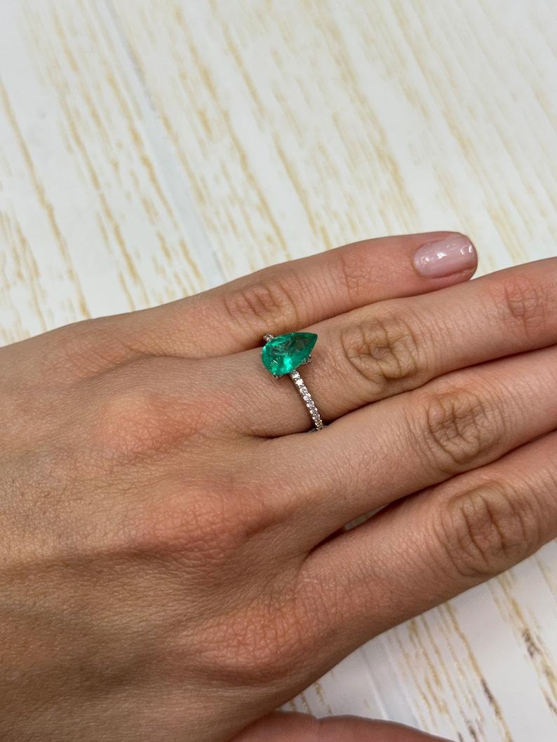 1,60 Carati 10,6x6,8 Smeraldo Colombiano Verde Primavera - Gemma di maggio con taglio a pera in vendita 1