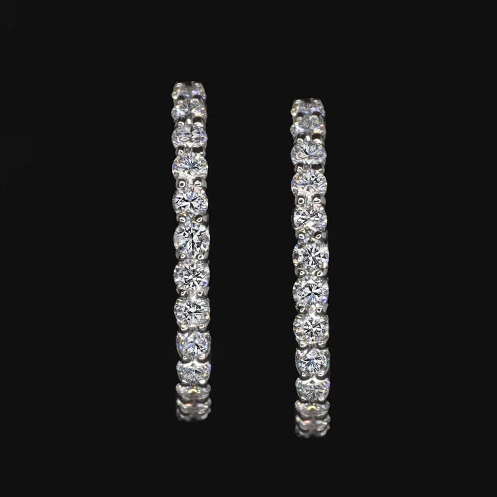 Questi splendidi orecchini a cerchio in oro bianco 14k sono incastonati con 1,60 carati di diamanti rotondi taglio brillante. 

Con colore G-H e purezza SI1-SI2, i diamanti offrono scintille e brillantezza da ogni angolazione. 

Gli eleganti cerchi