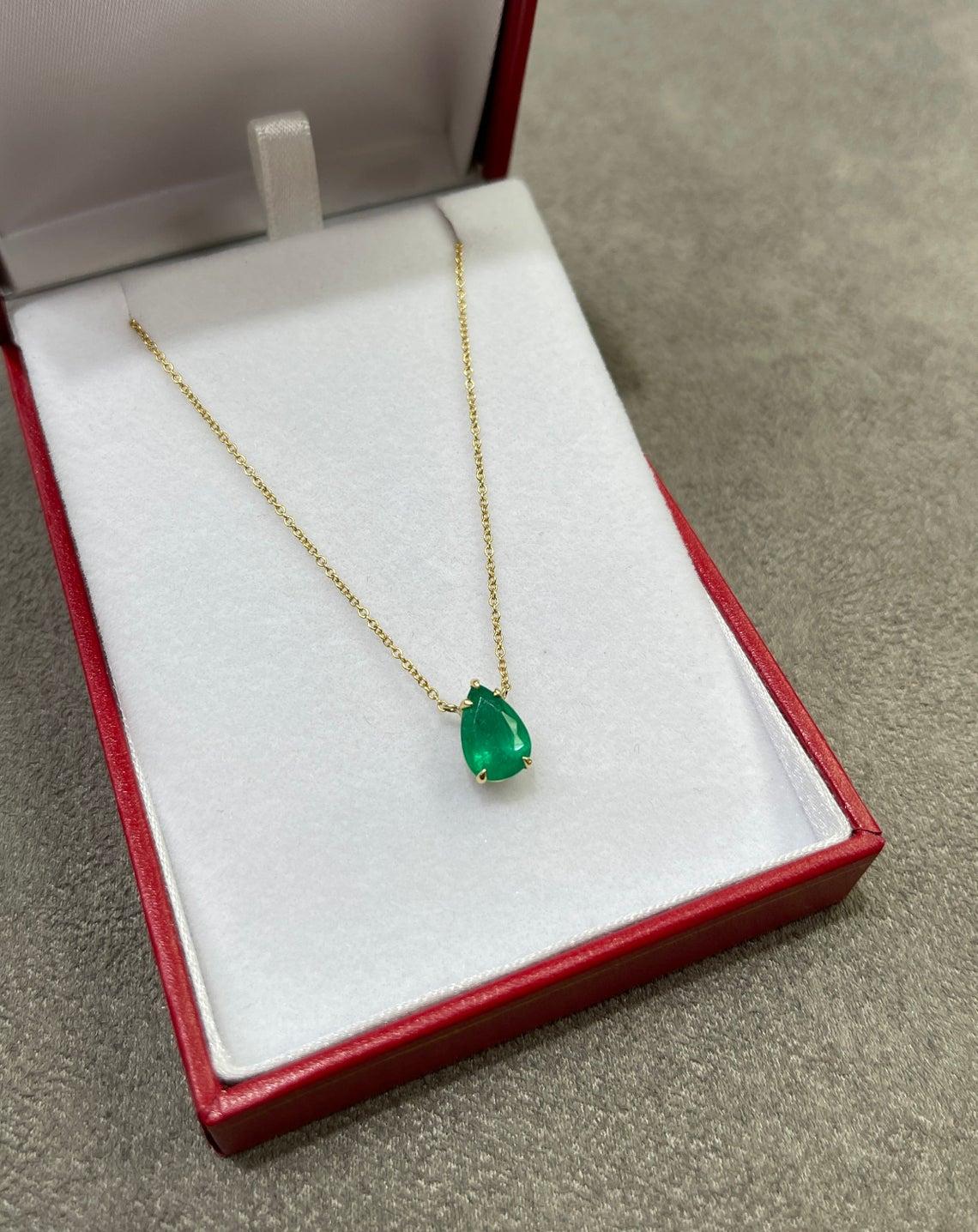 1.60-Carat 18K Colombian Emerald Pear Cut Solitaire Gold Necklace In New Condition For Sale In Jupiter, FL