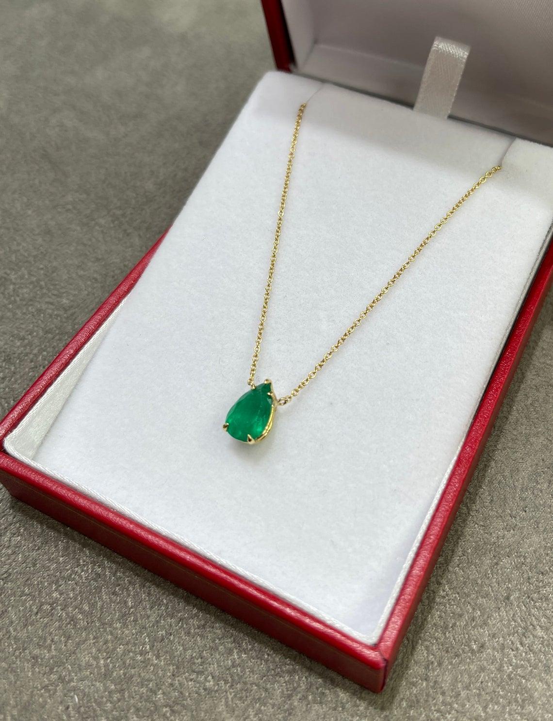 Women's 1.60-Carat 18K Colombian Emerald Pear Cut Solitaire Gold Necklace For Sale