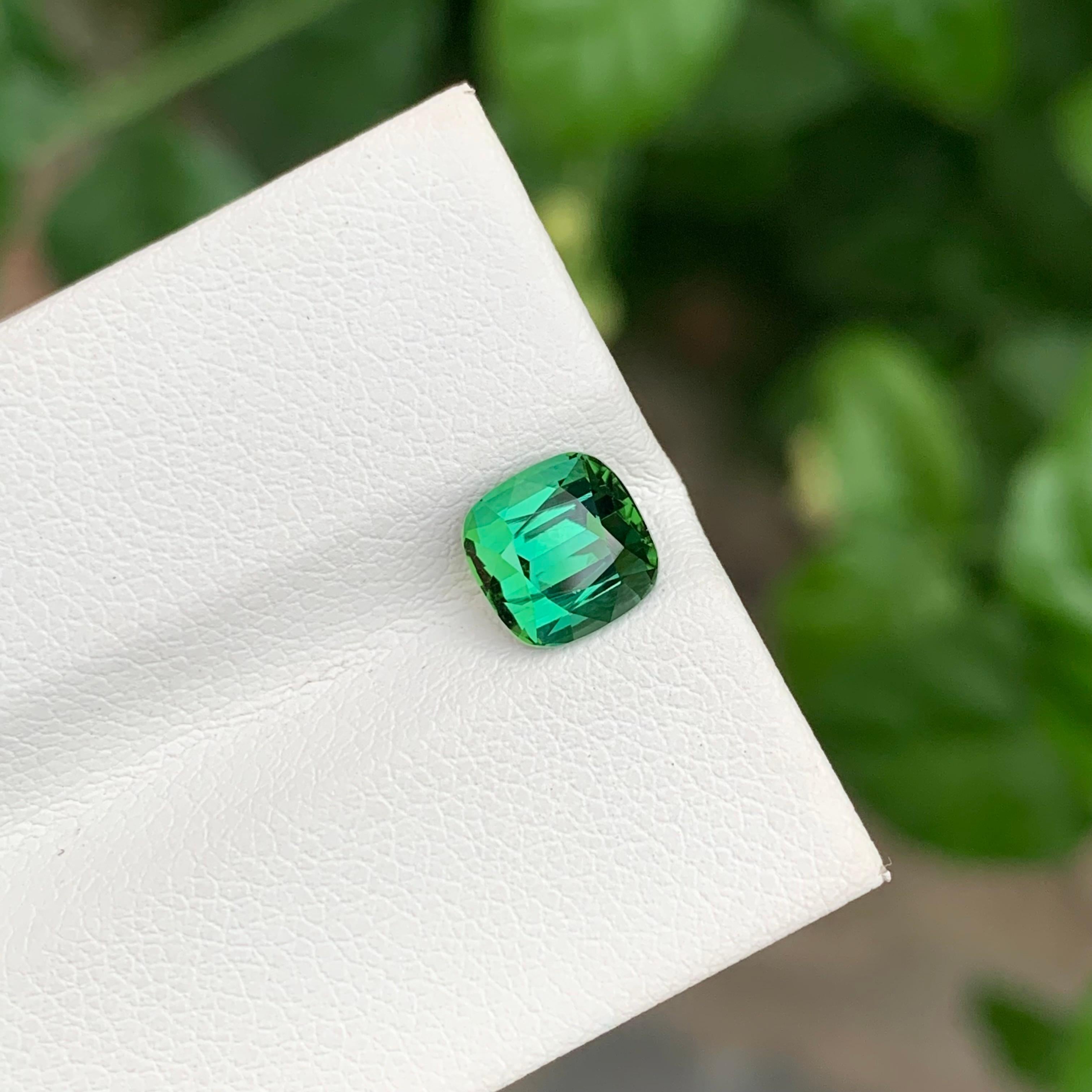 Adorable turmalina verde brillante natural suelta de 1,60 quilates procedente de Afganistán Corte cojín en venta