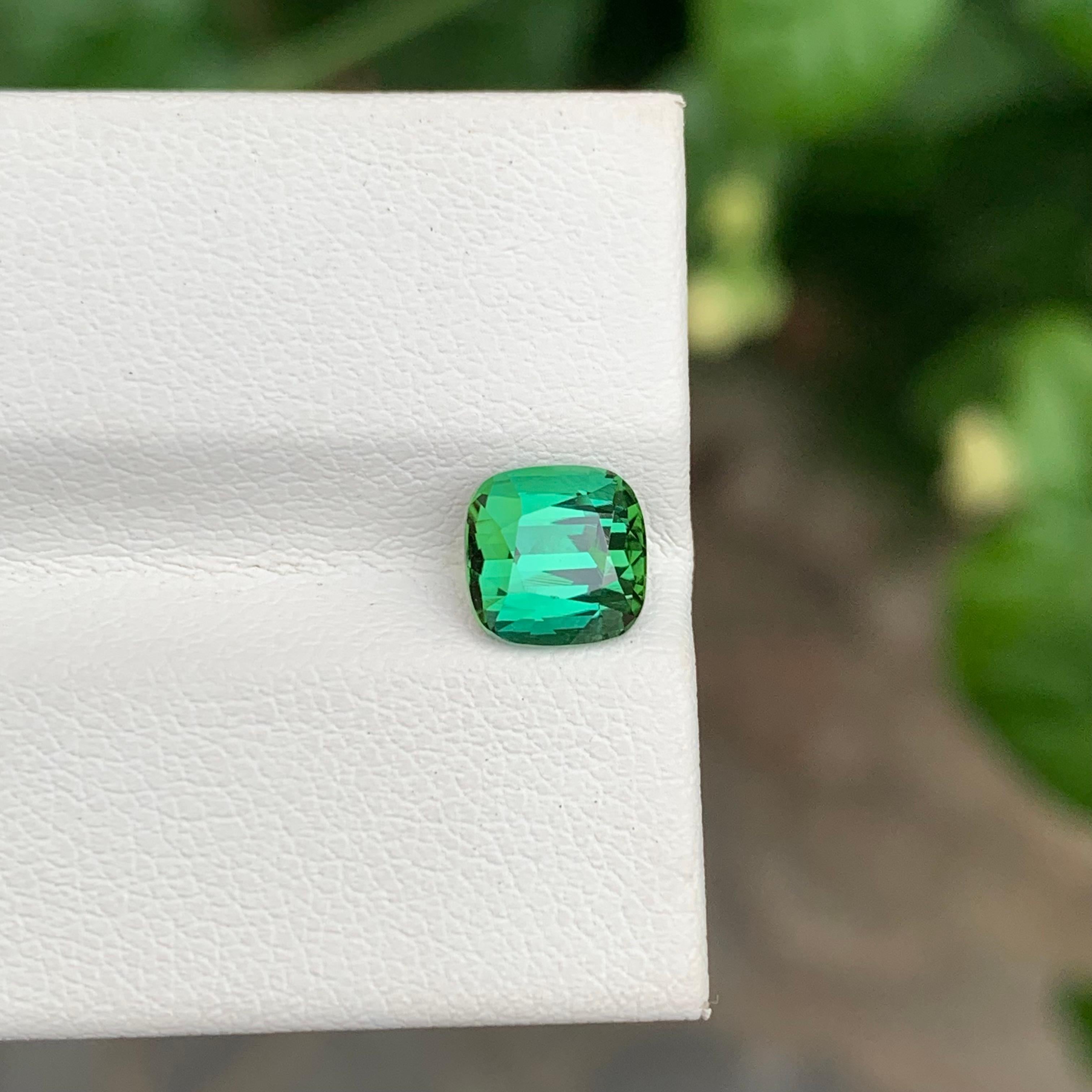 Adorable turmalina verde brillante natural suelta de 1,60 quilates procedente de Afganistán en venta 1