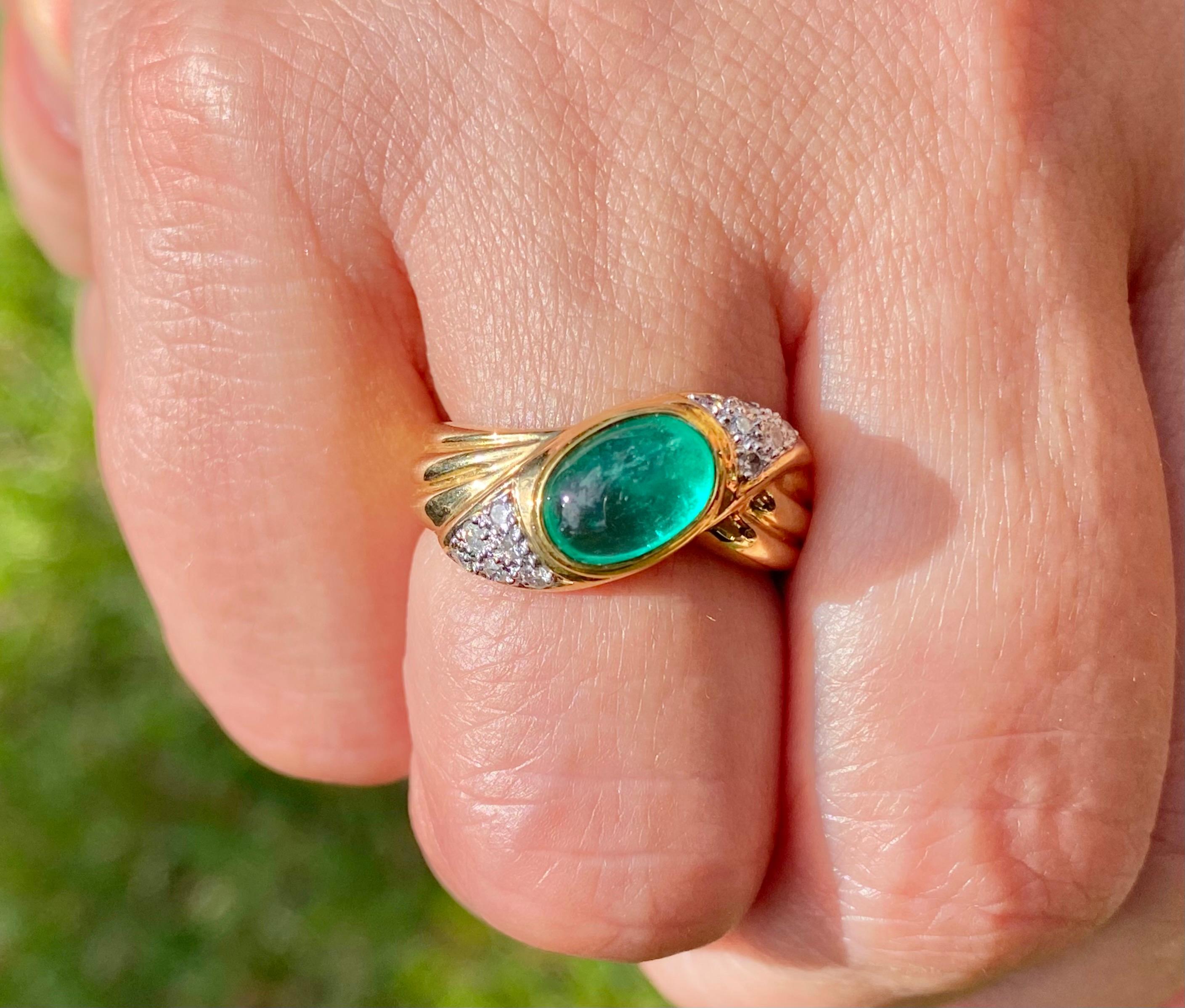 Retro 1.60 Carat Cabochon Cut Colombian Emerald and Diamond 14k Yellow Gold Ring For Sale