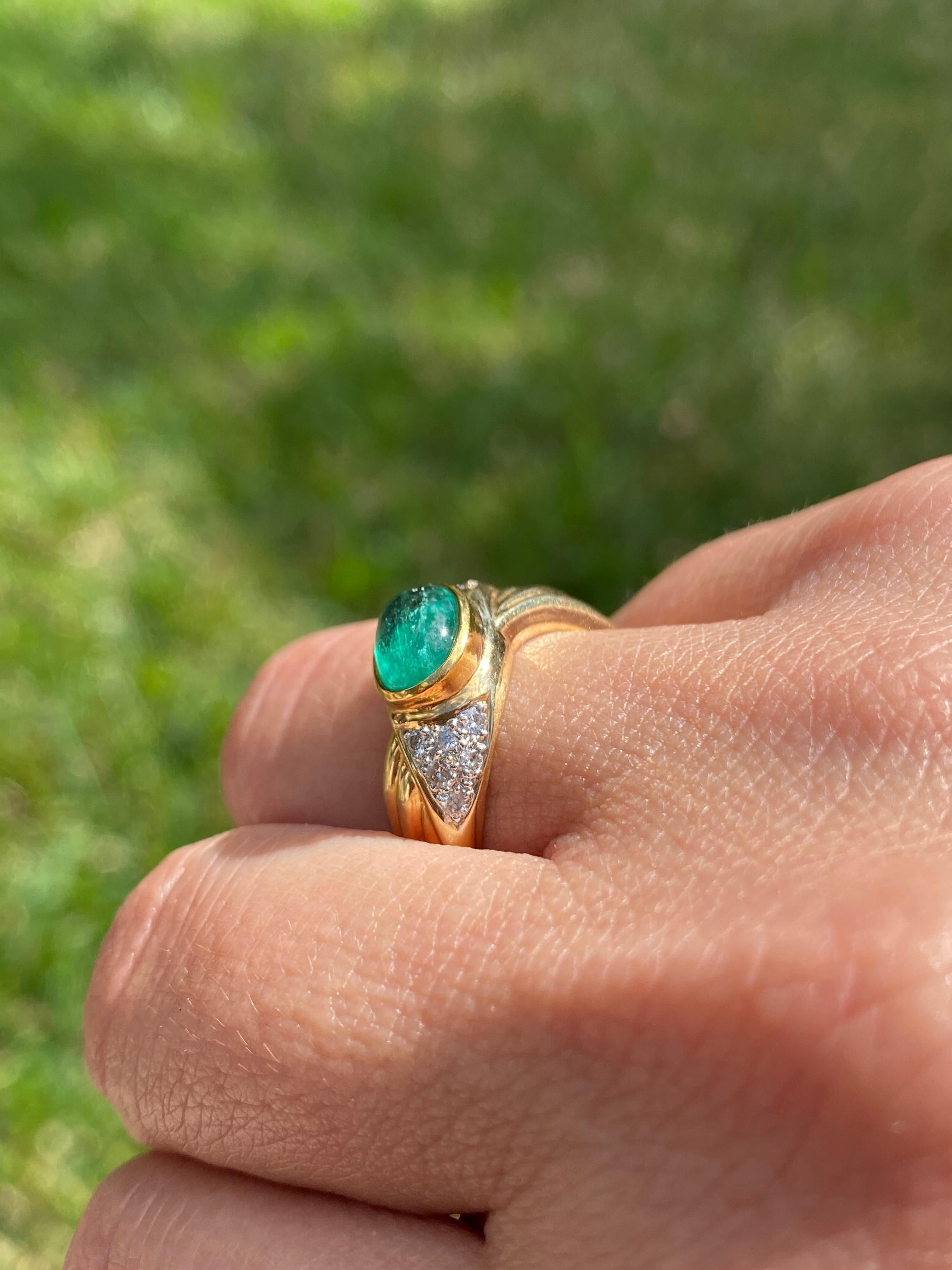 1.60 Carat Cabochon Cut Colombian Emerald and Diamond 14k Yellow Gold Ring In New Condition For Sale In Miami, FL